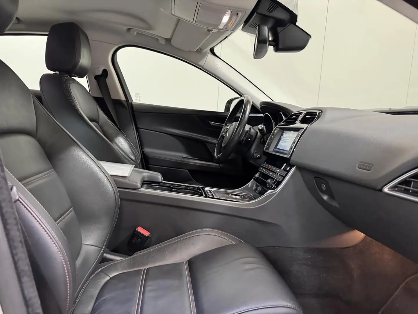 Jaguar XE 2.0t Benzine Autom. - GPS - Leder - Topstaat! Gris - 2