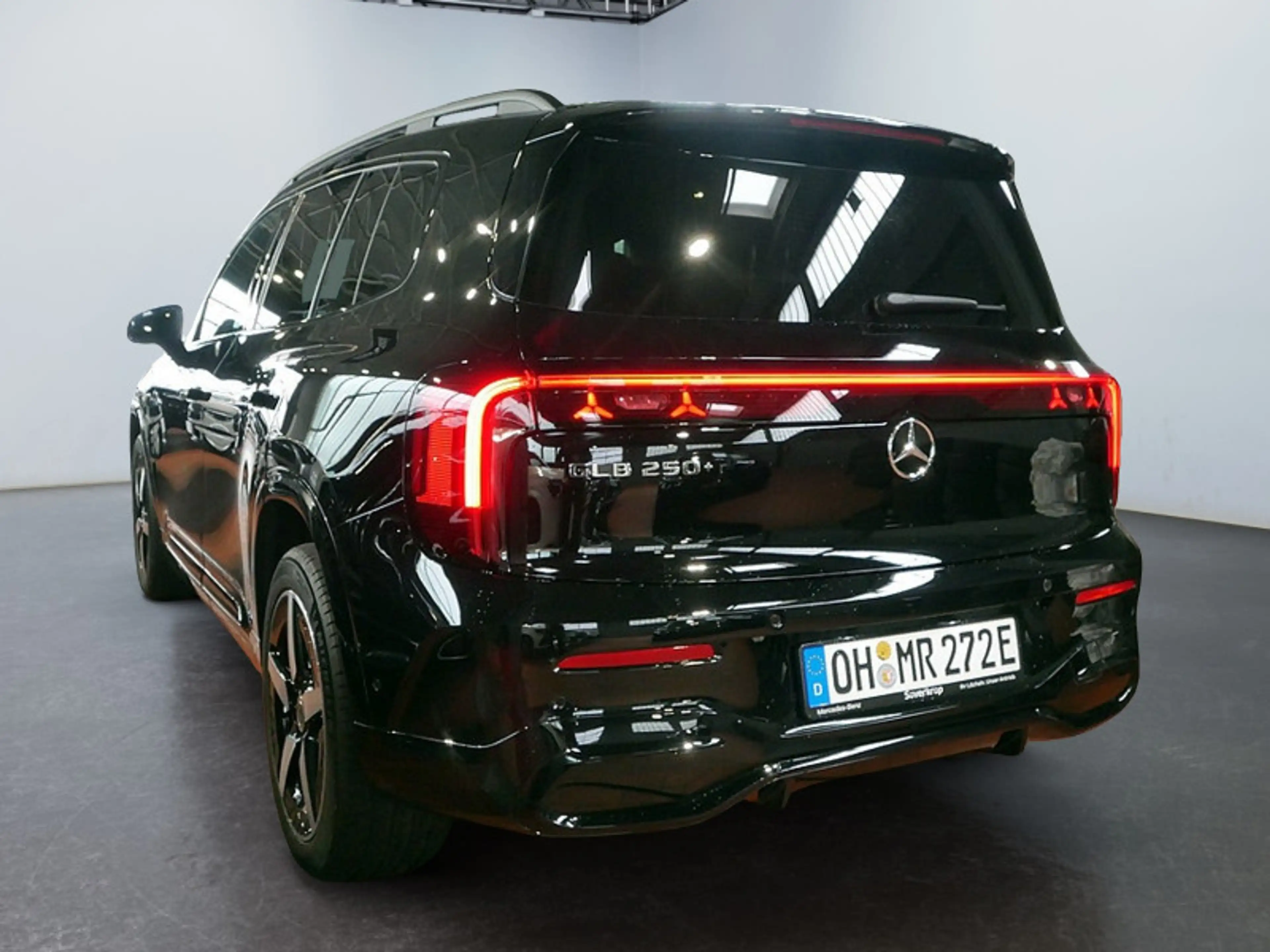 Mercedes-Benz GLB 250 + mit EQ Technologie AMG NIGHT PREMIUM — photo 3