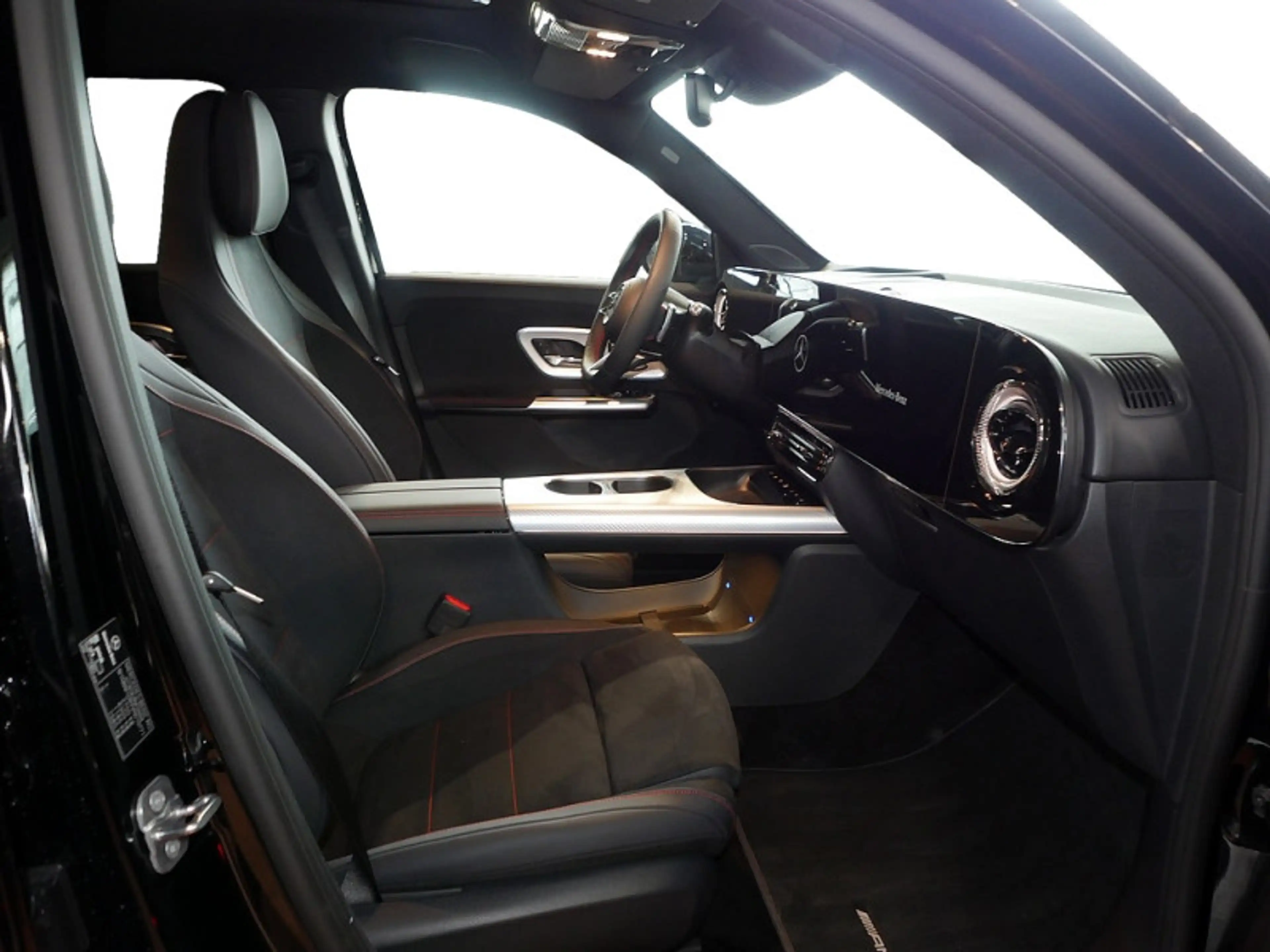Mercedes-Benz GLB 250 + mit EQ Technologie AMG NIGHT PREMIUM — photo 5