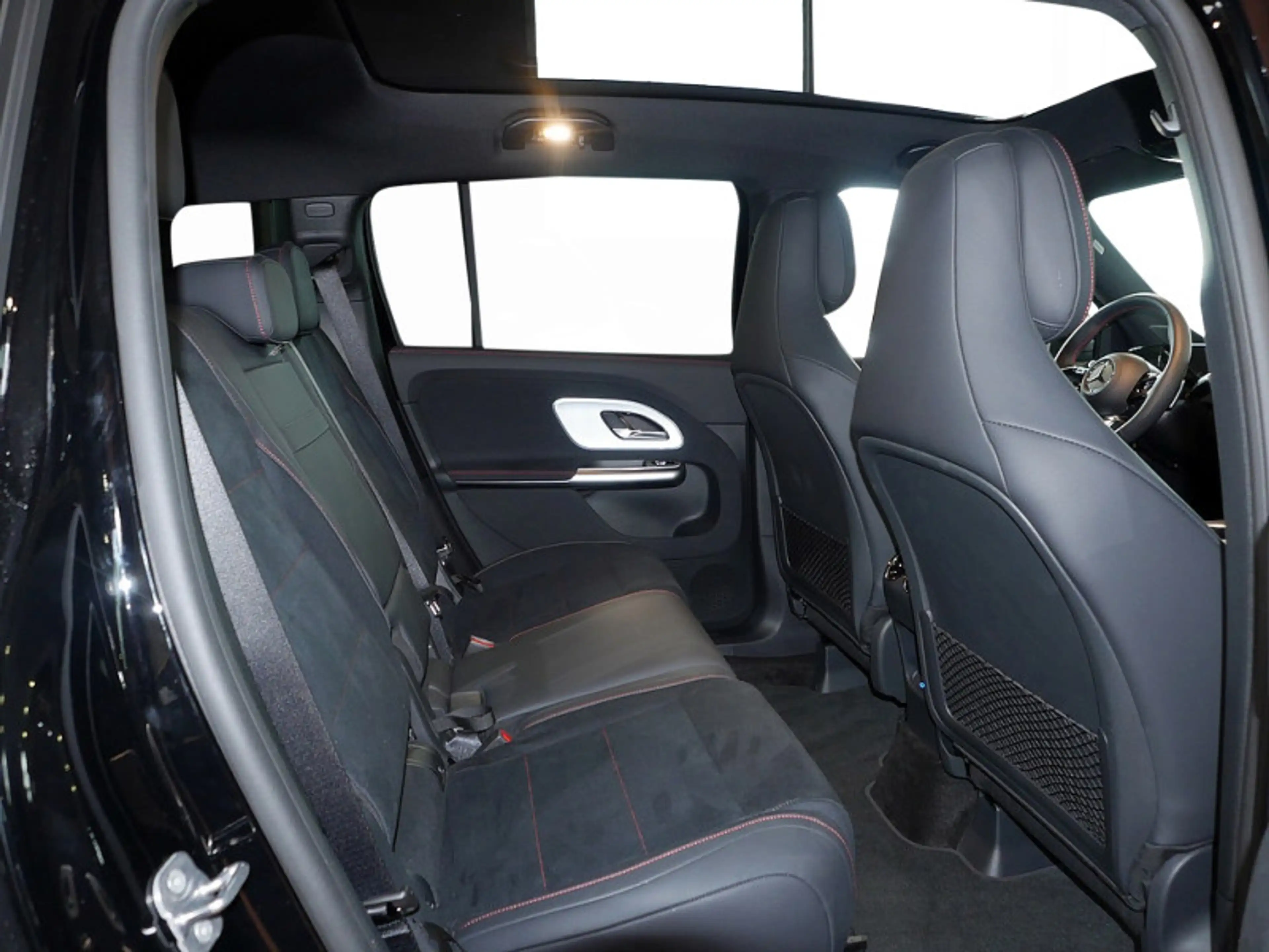 Mercedes-Benz GLB 250 + mit EQ Technologie AMG NIGHT PREMIUM — photo 6
