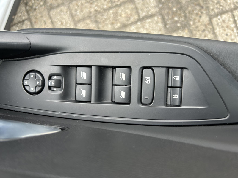 Peugeot 408 1.2 Hybrid 145 e-DCS6 Allure AUTOMAAT — photo 8