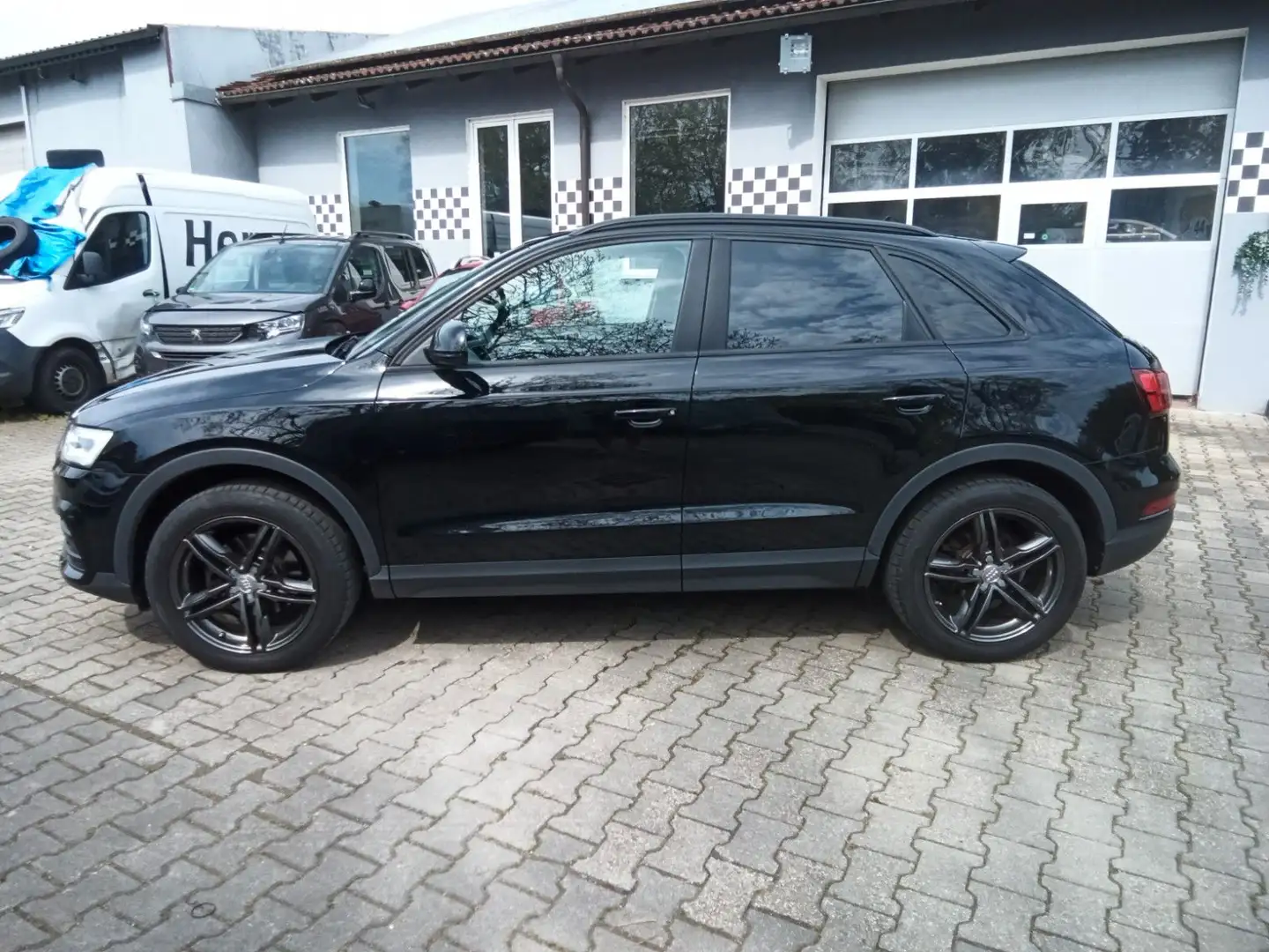 Audi Q3 1,4 TFSI Navi/Sitzheizung/8-fach Schwarz - 2