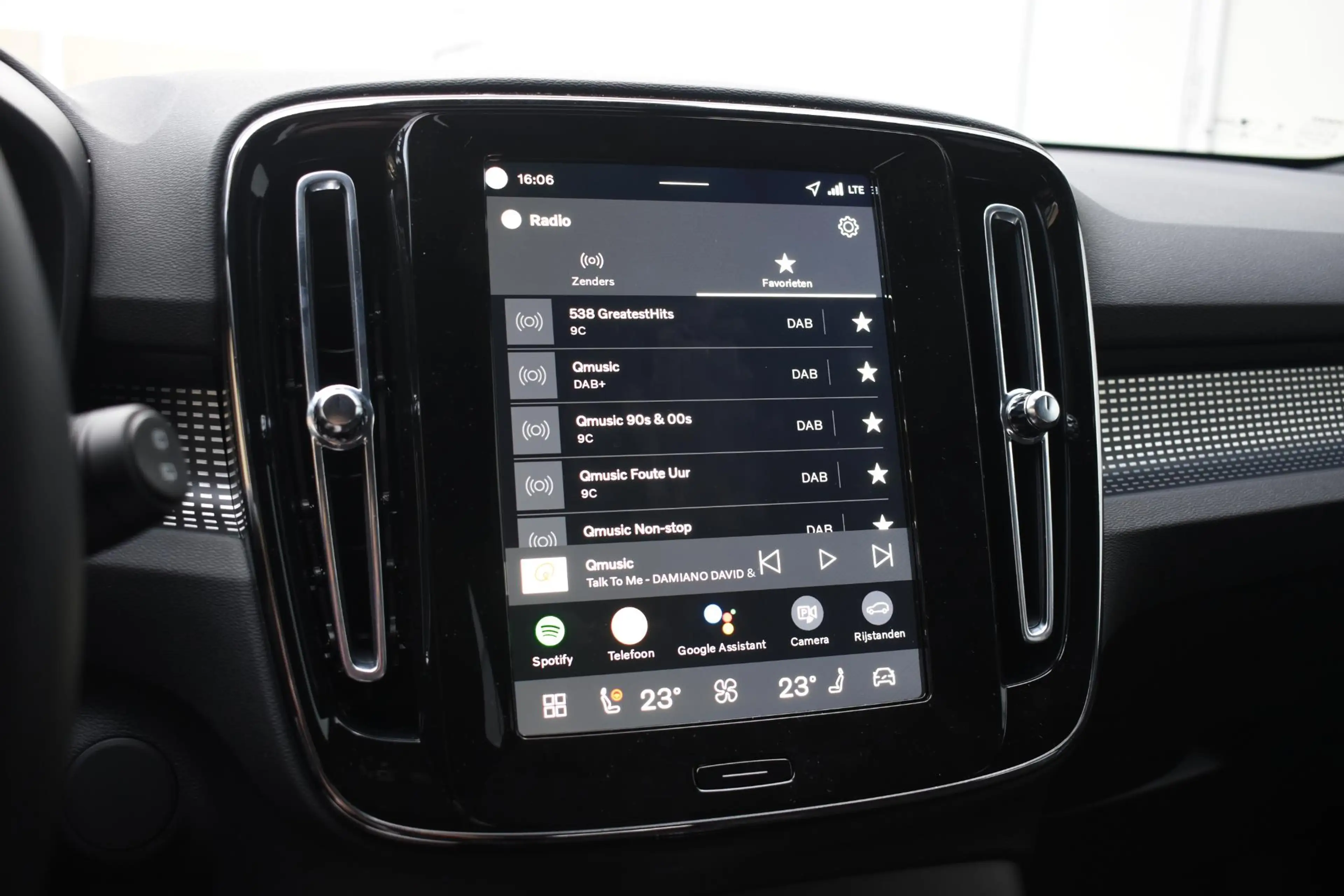Volvo EX40 Single Motor Extended Range Plus 82 kWh / Panorama — photo 13