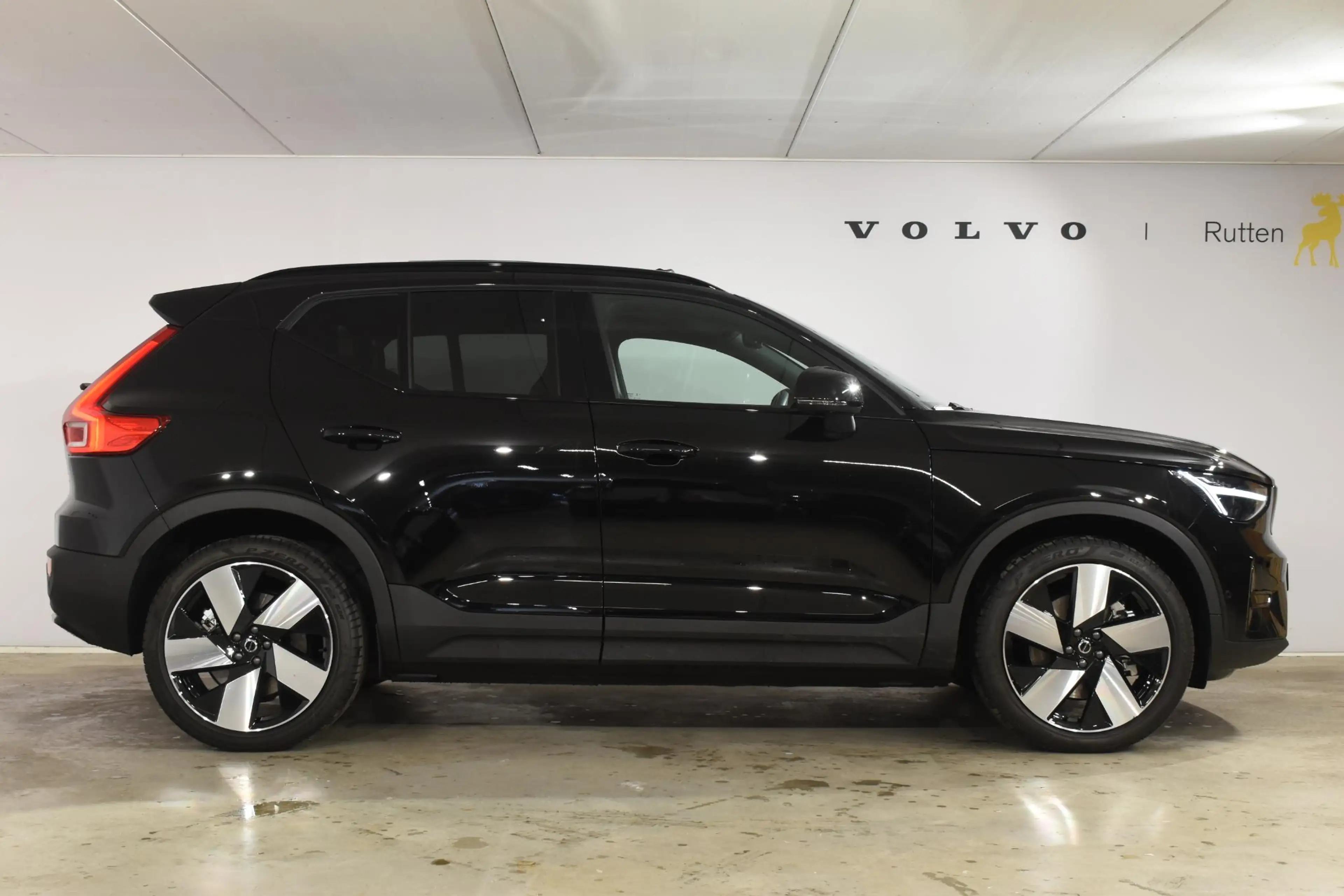 Volvo EX40 Single Motor Extended Range Plus 82 kWh / Panorama — photo 5