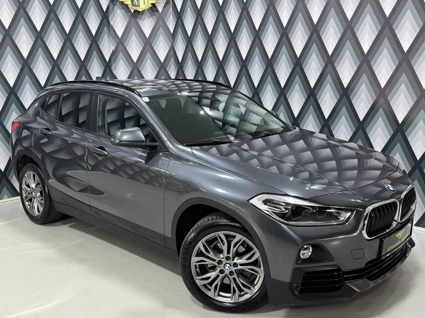 BMW X2 sDrive 18i Aut. // ADVANTAGE // LED // NAVI // Grijs - 1