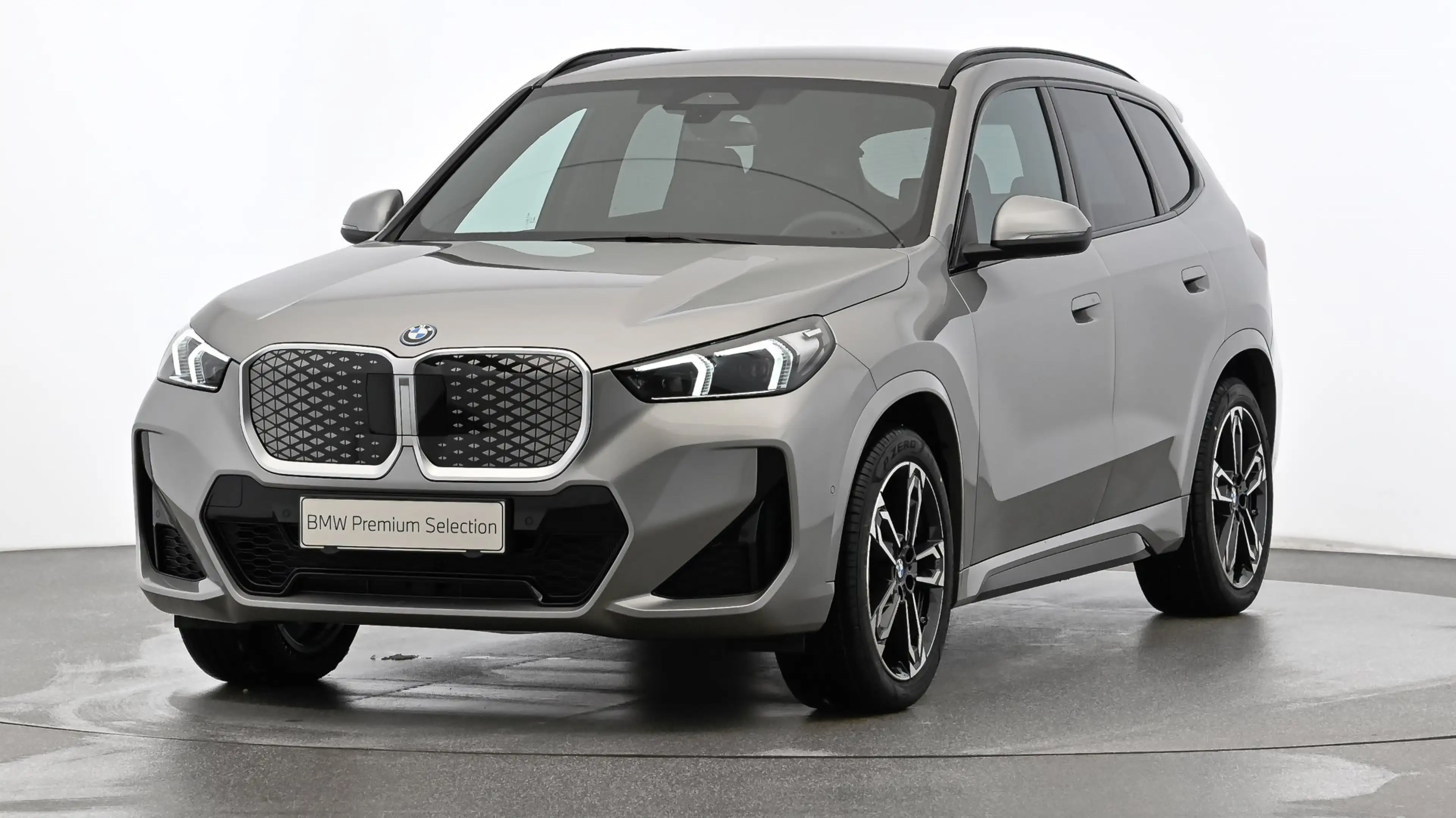 BMW iX1 xDrive30 — photo 2