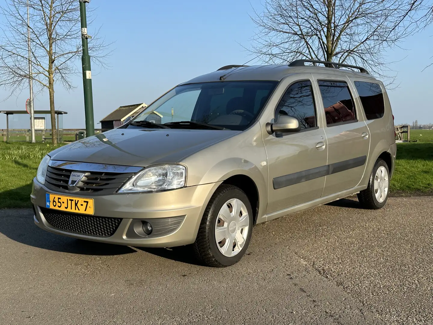 Dacia Logan MCV 1.6-16V Lauréate * Airco * Nw-Type * KOOPJE! * Grijs - 1