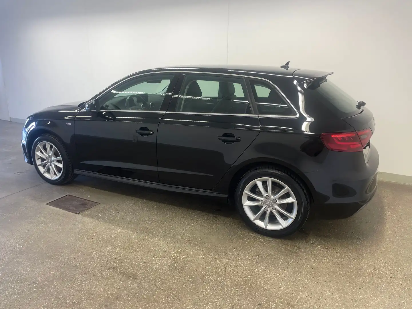 Audi A3 1.2 TFSI INTENSE Schwarz - 2