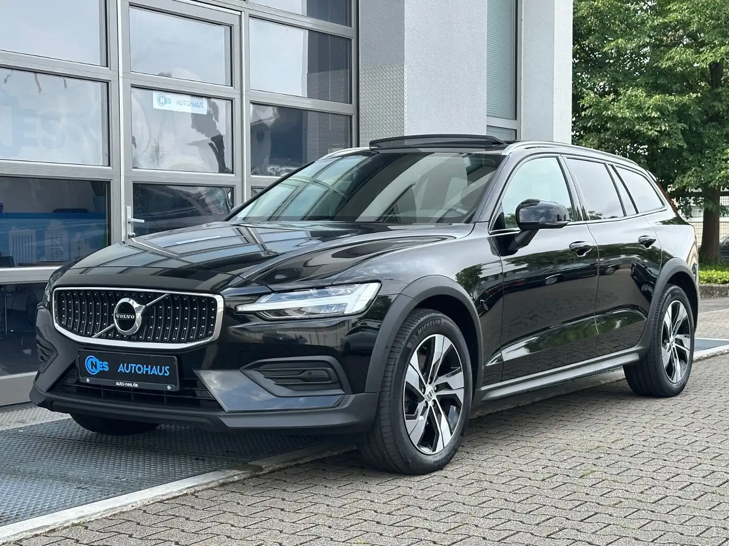 Volvo V60 Cross Country V60 CROSS COUNTRY PRO B4 AWD*PANO*HARMAN*KAM* Schwarz - 1