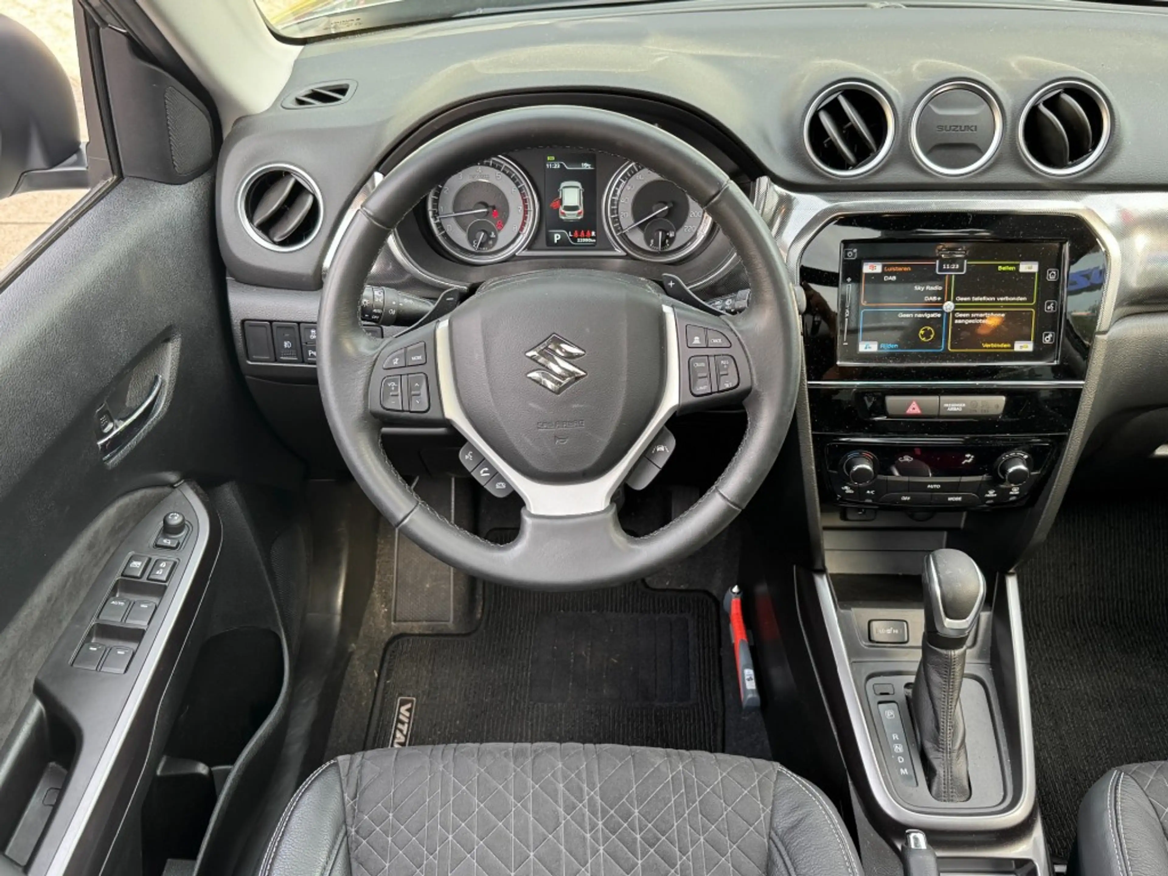 Suzuki Vitara 1.5 Style Hybrid AUTOMAAT Pano-dak / Trekhaak afne — photo 27