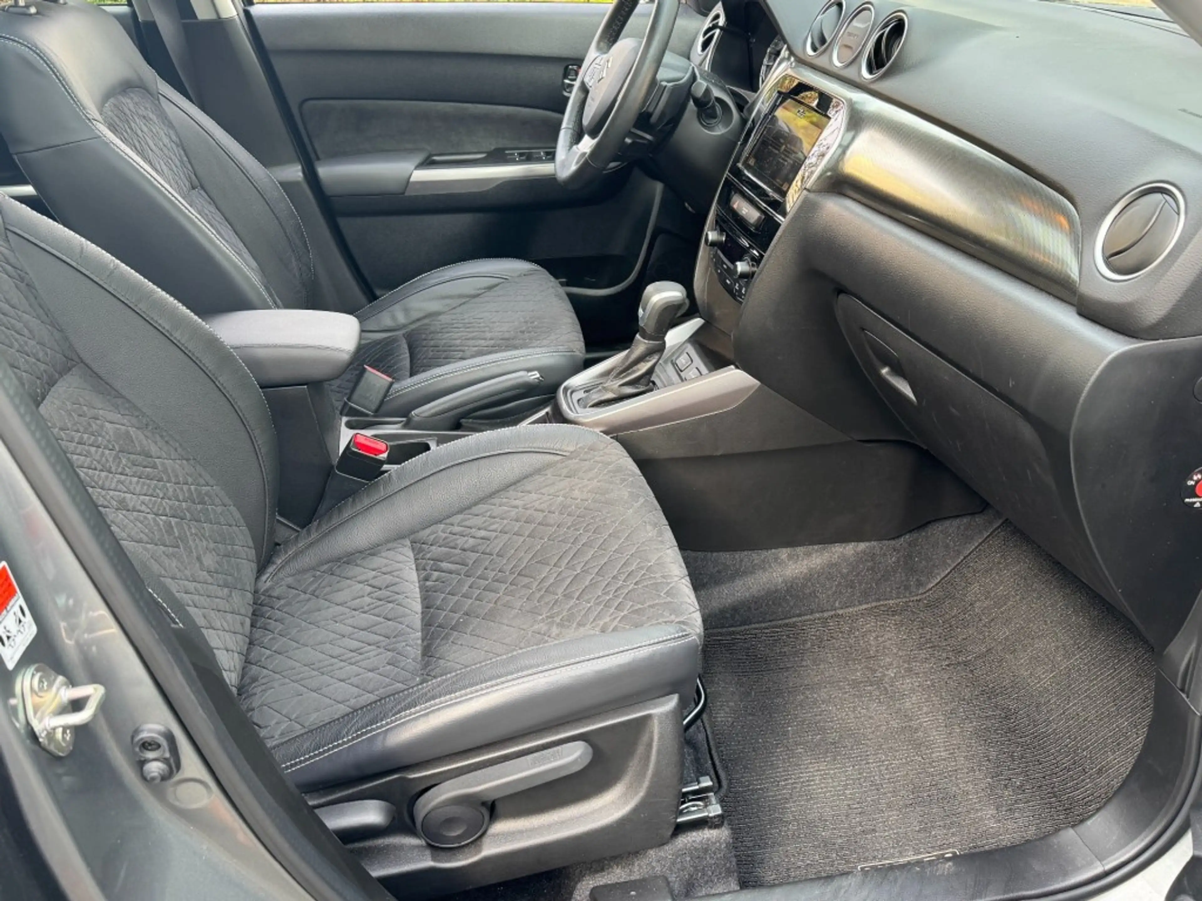 Suzuki Vitara 1.5 Style Hybrid AUTOMAAT Pano-dak / Trekhaak afne — photo 33