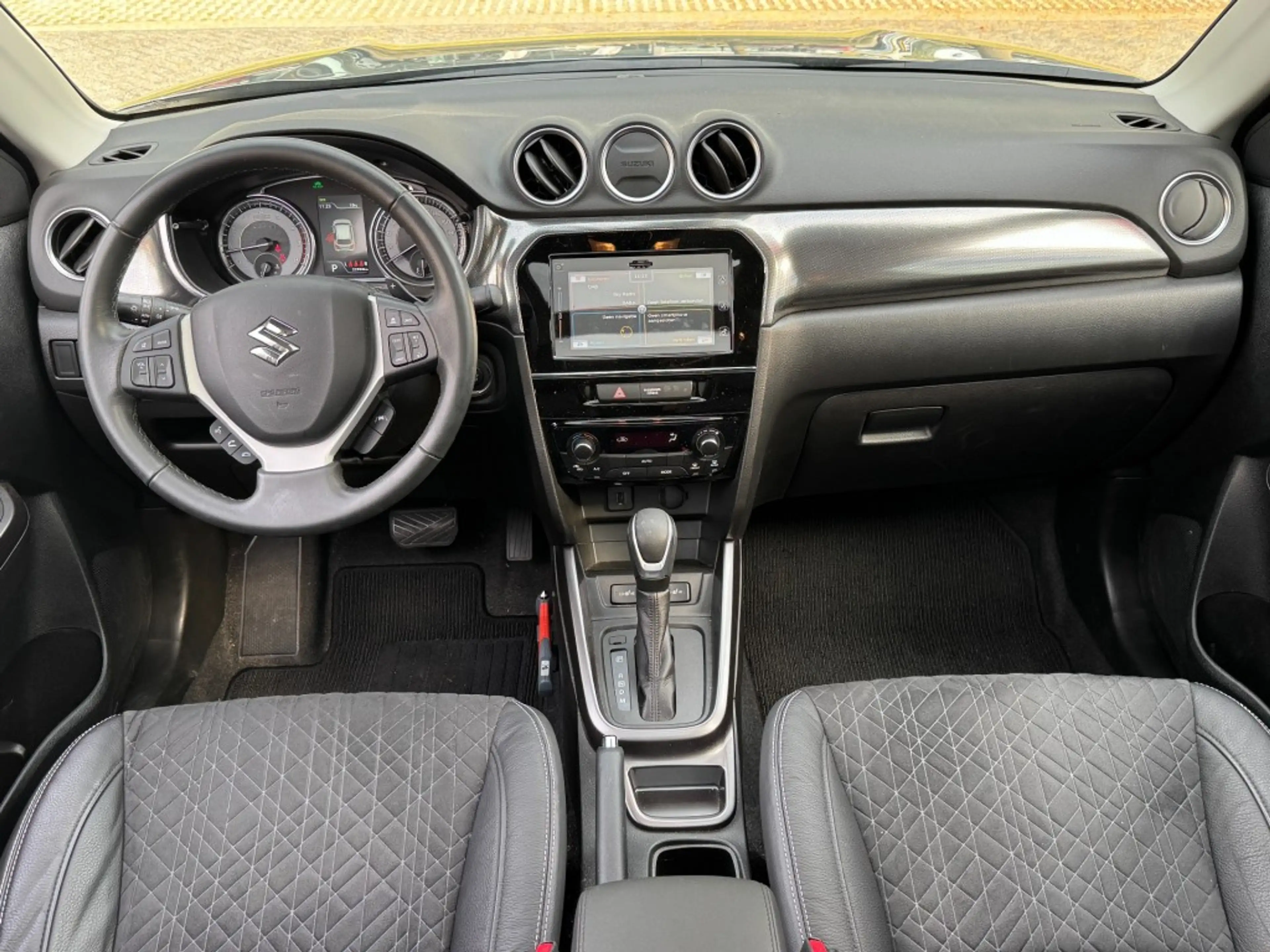 Suzuki Vitara 1.5 Style Hybrid AUTOMAAT Pano-dak / Trekhaak afne — photo 26