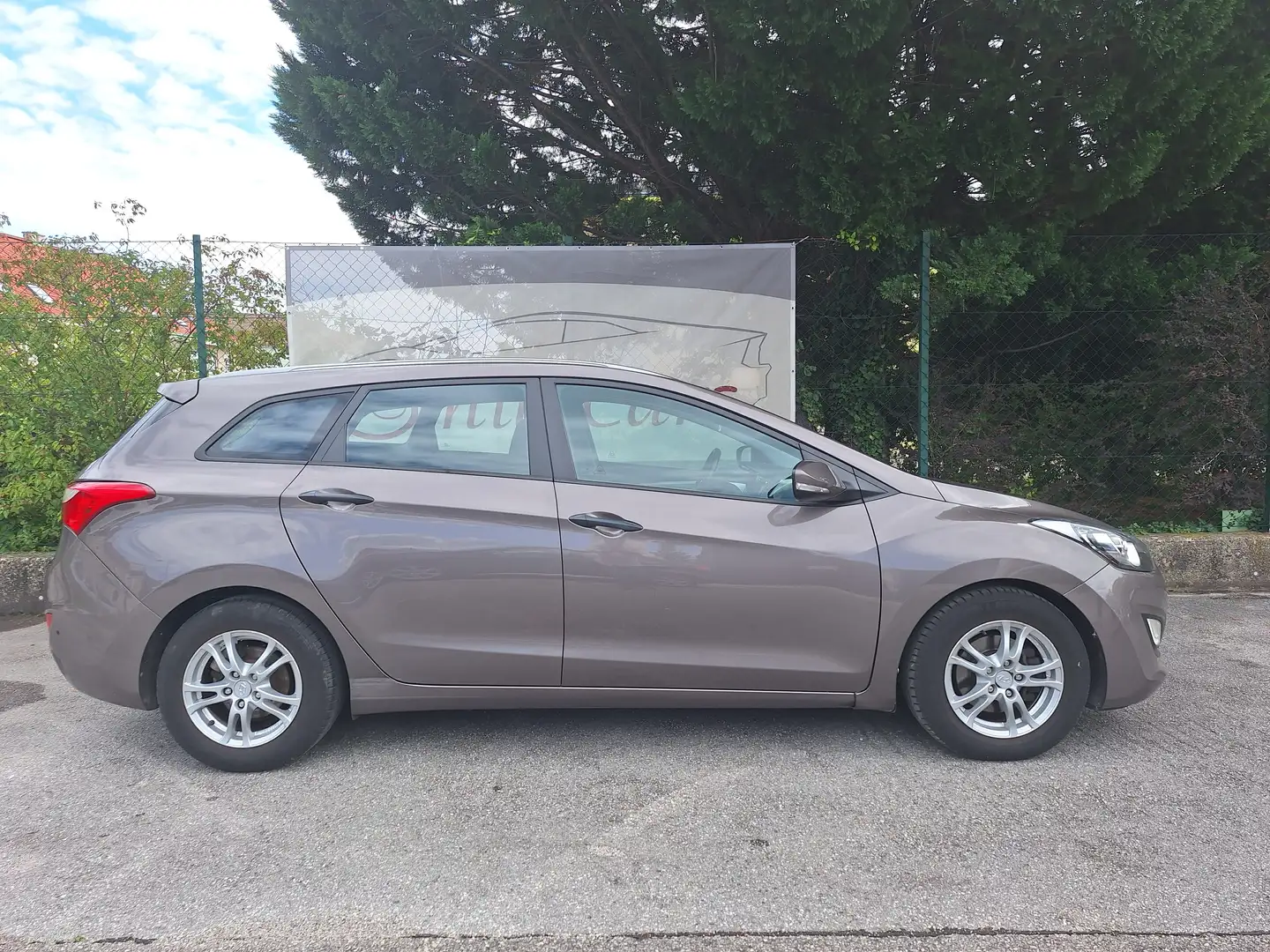 Hyundai i30 CW 1,4 CRDi Europe DPF Kombi / Family Van Braun - 2