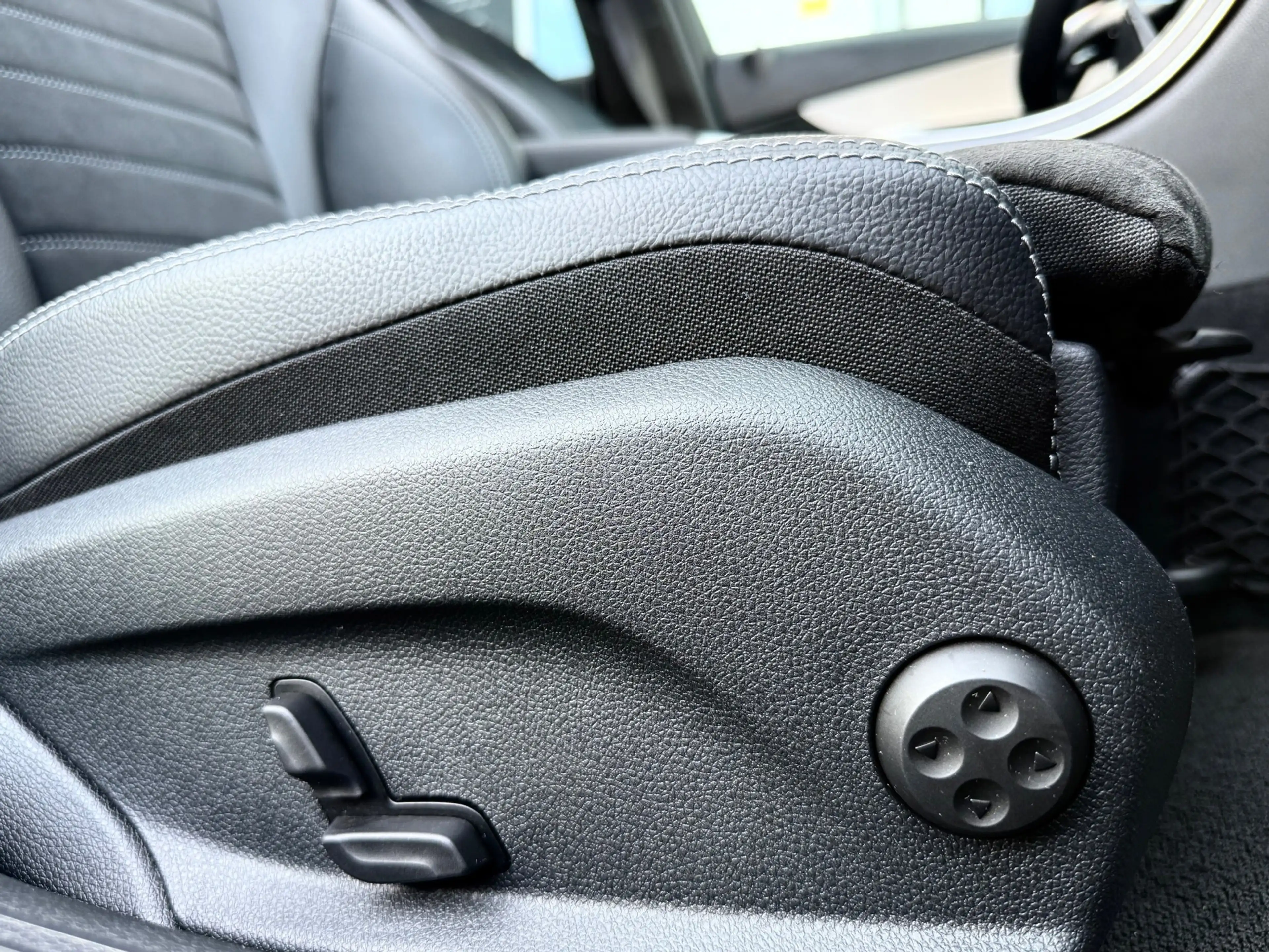 Mercedes-Benz C 180 Business Solution AMG| PANO| NAP| — photo 11
