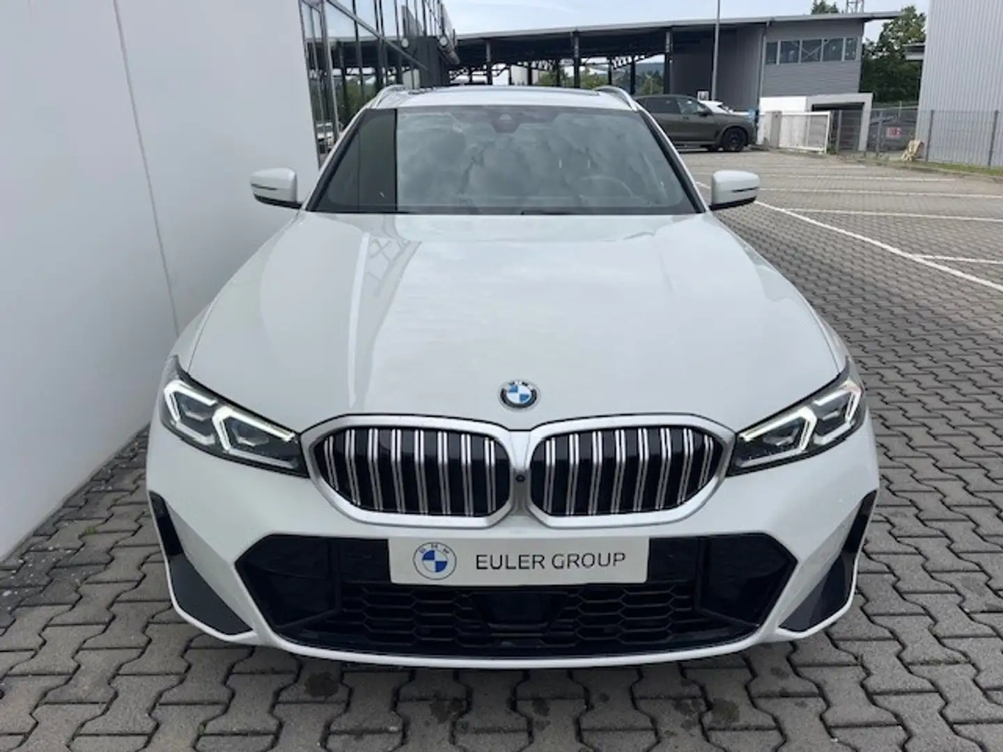BMW 330 iA Touring M Sport Pano AHK ACC Memory PA+ Travel+ Weiß - 2
