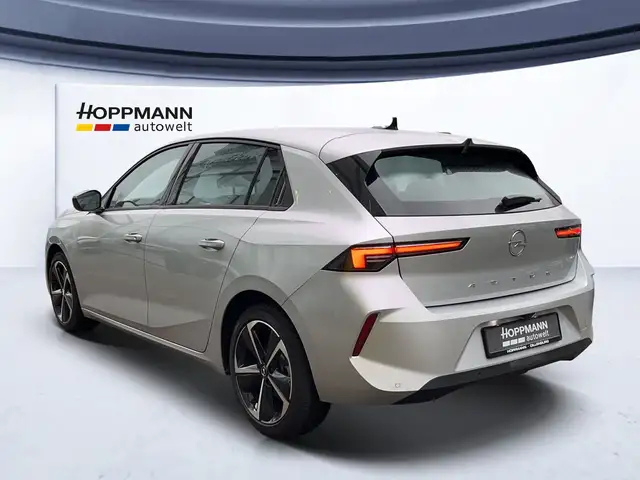 Opel Astra view 4