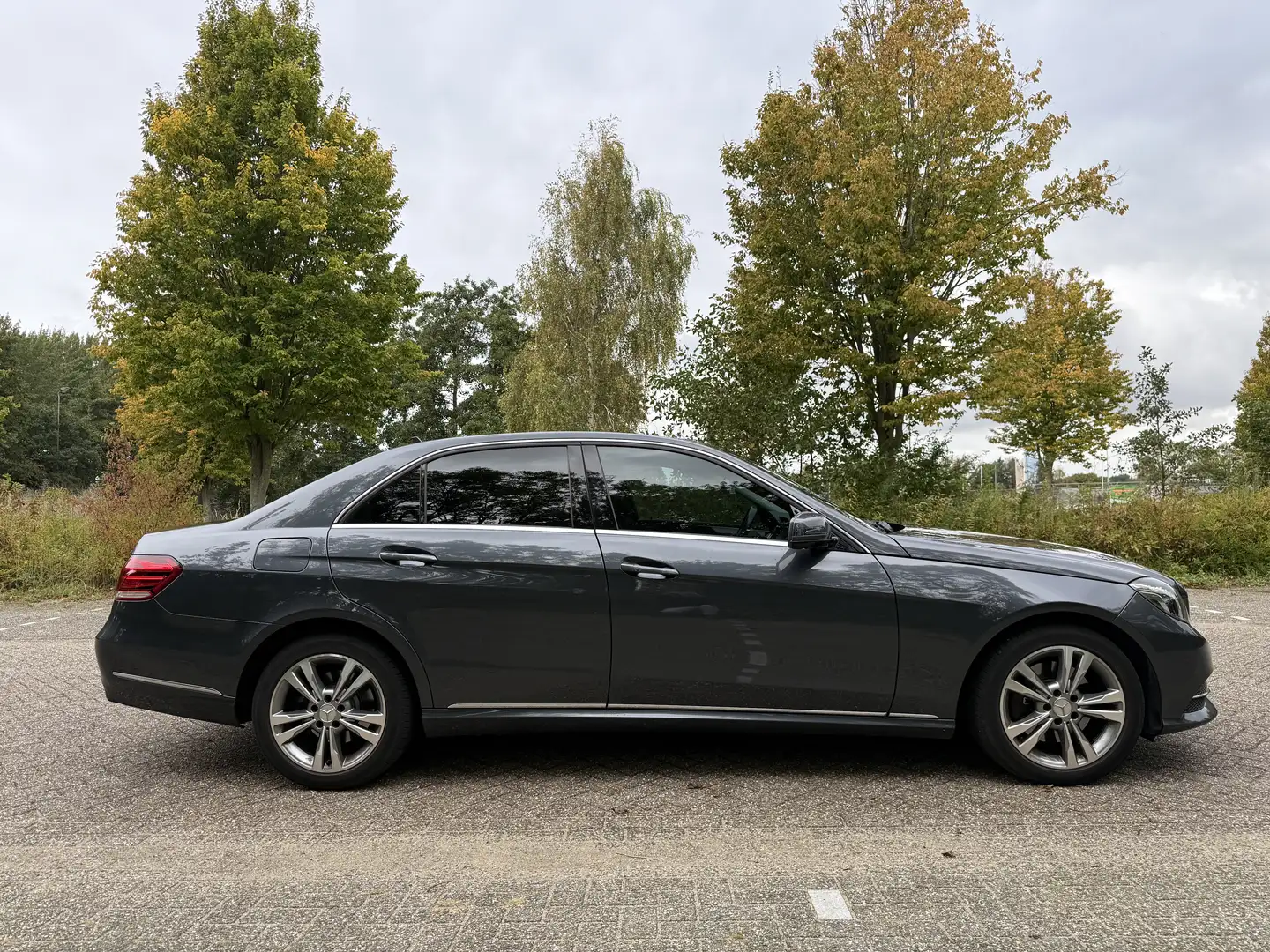 Mercedes-Benz E 250 Amb. Avantgarde Grijs - 2