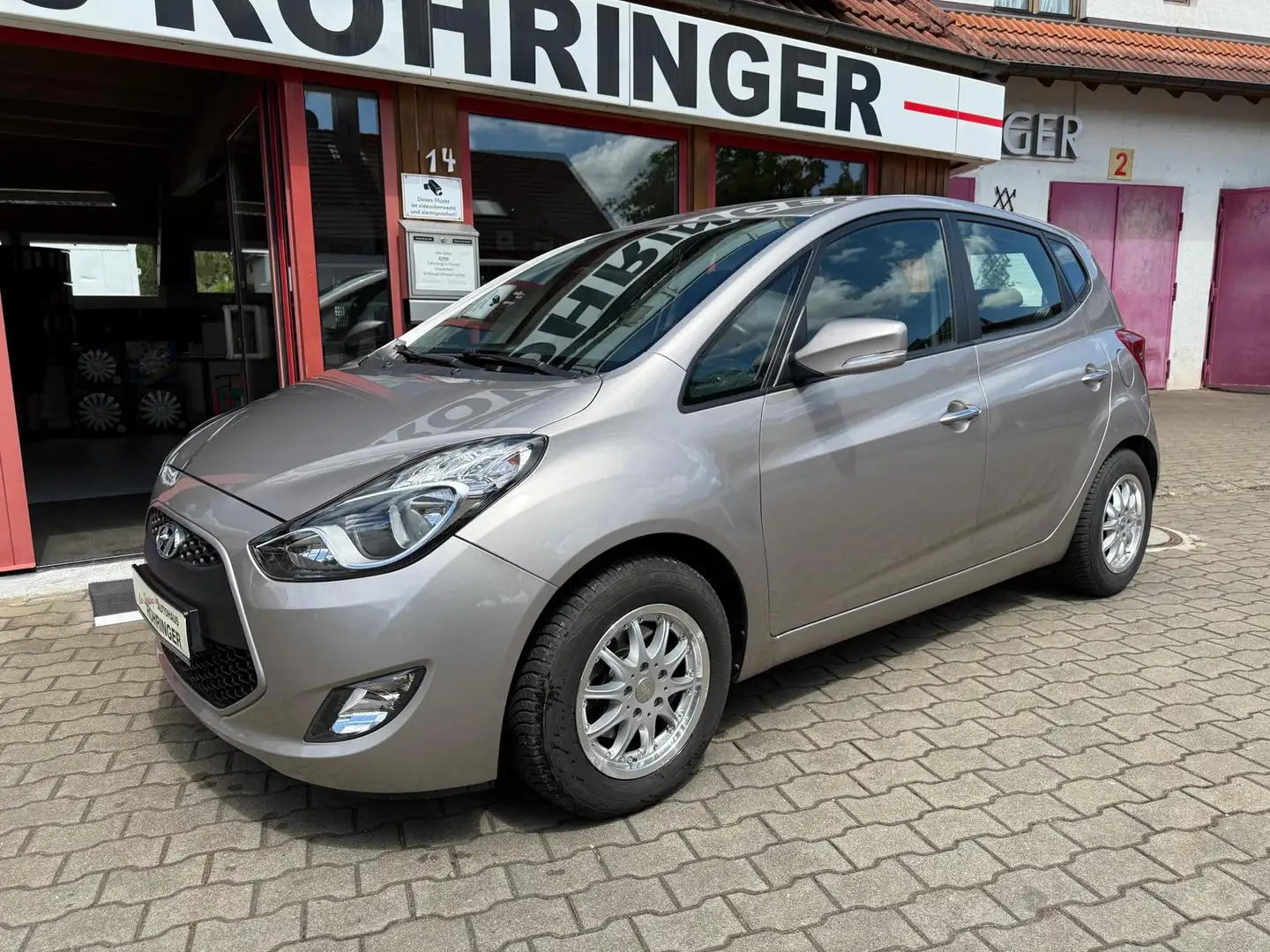 Hyundai iX20 1,6i Comfort-Automatik-Klimaautomatic-PDC-ALU Beige - 1