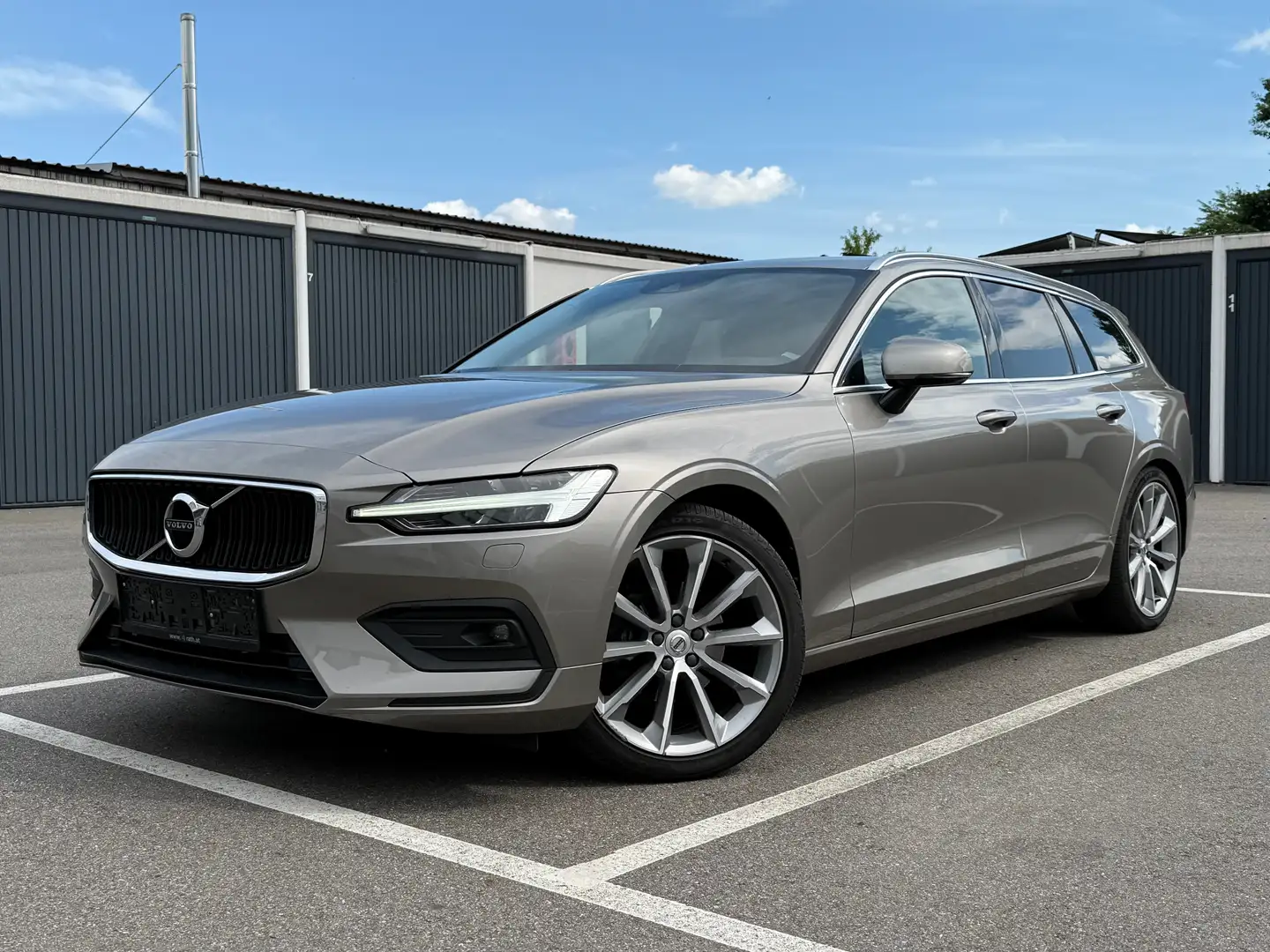 Volvo V60 MomentumPro Geartronic D4/AHV/Harman-Kardon/Keyles Grau - 1