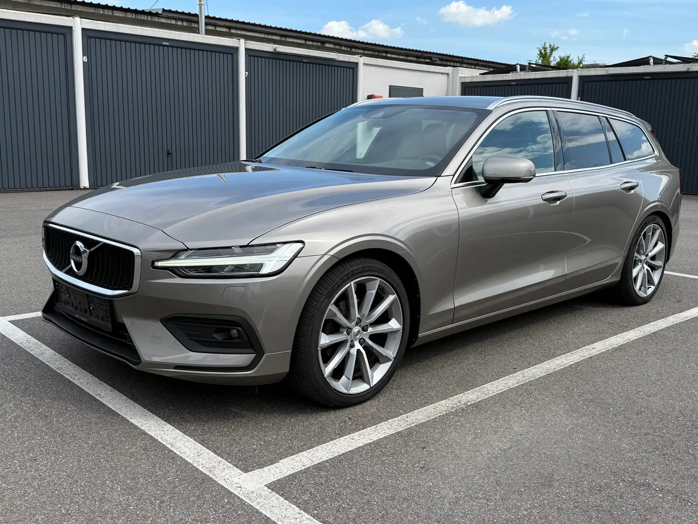 Volvo V60 MomentumPro Geartronic D4/AHV/Harman-Kardon/Keyles Grau - 2