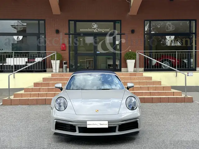 Porsche 911 view 3
