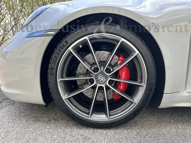 Porsche 911 view 4