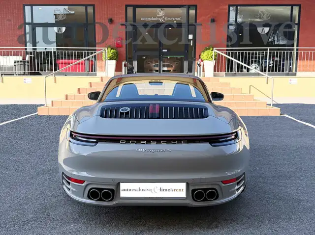 Porsche 911 view 5