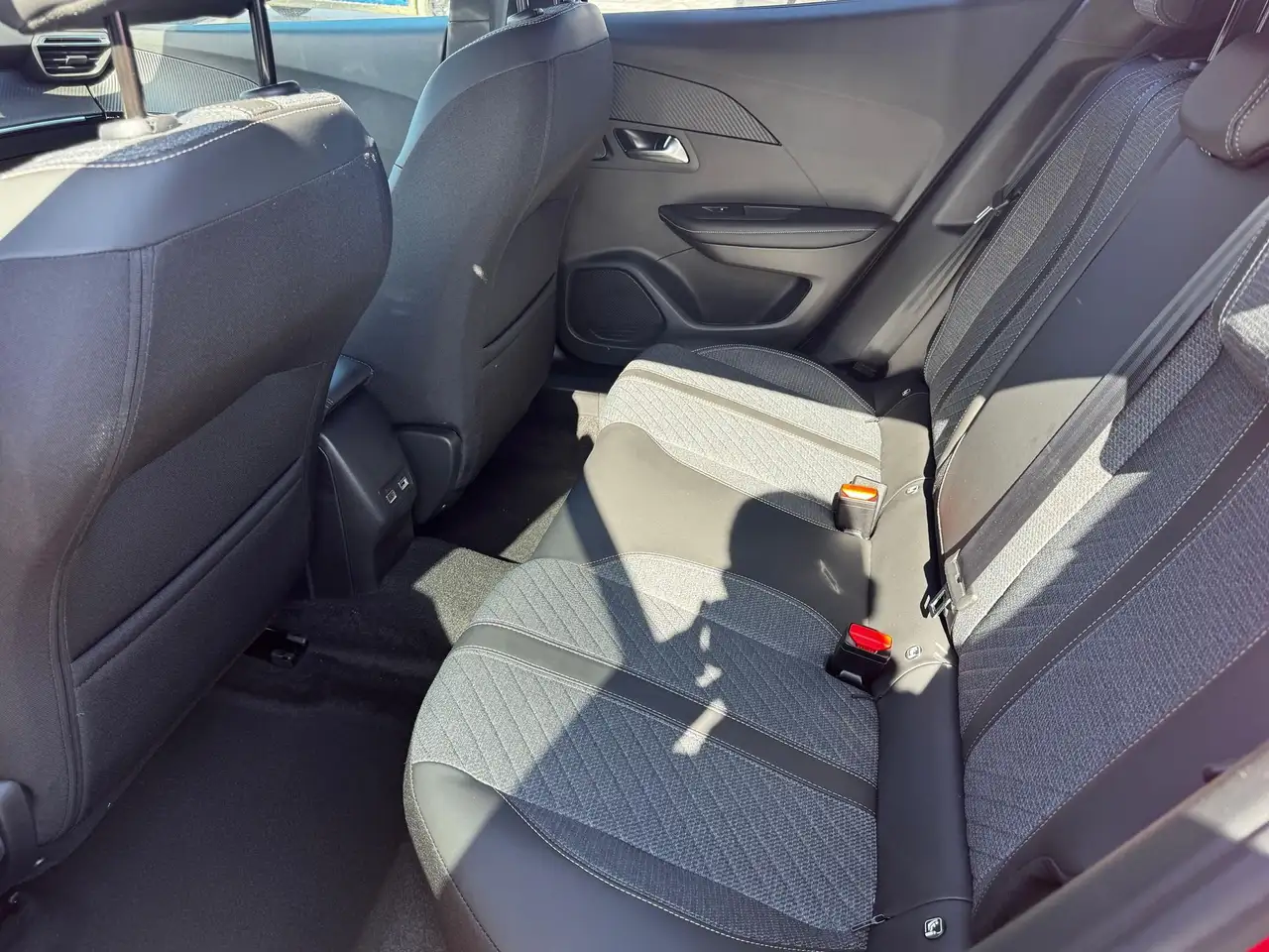 Peugeot 2008 Hybrid 145cv e-DCS6 Allure auto 9