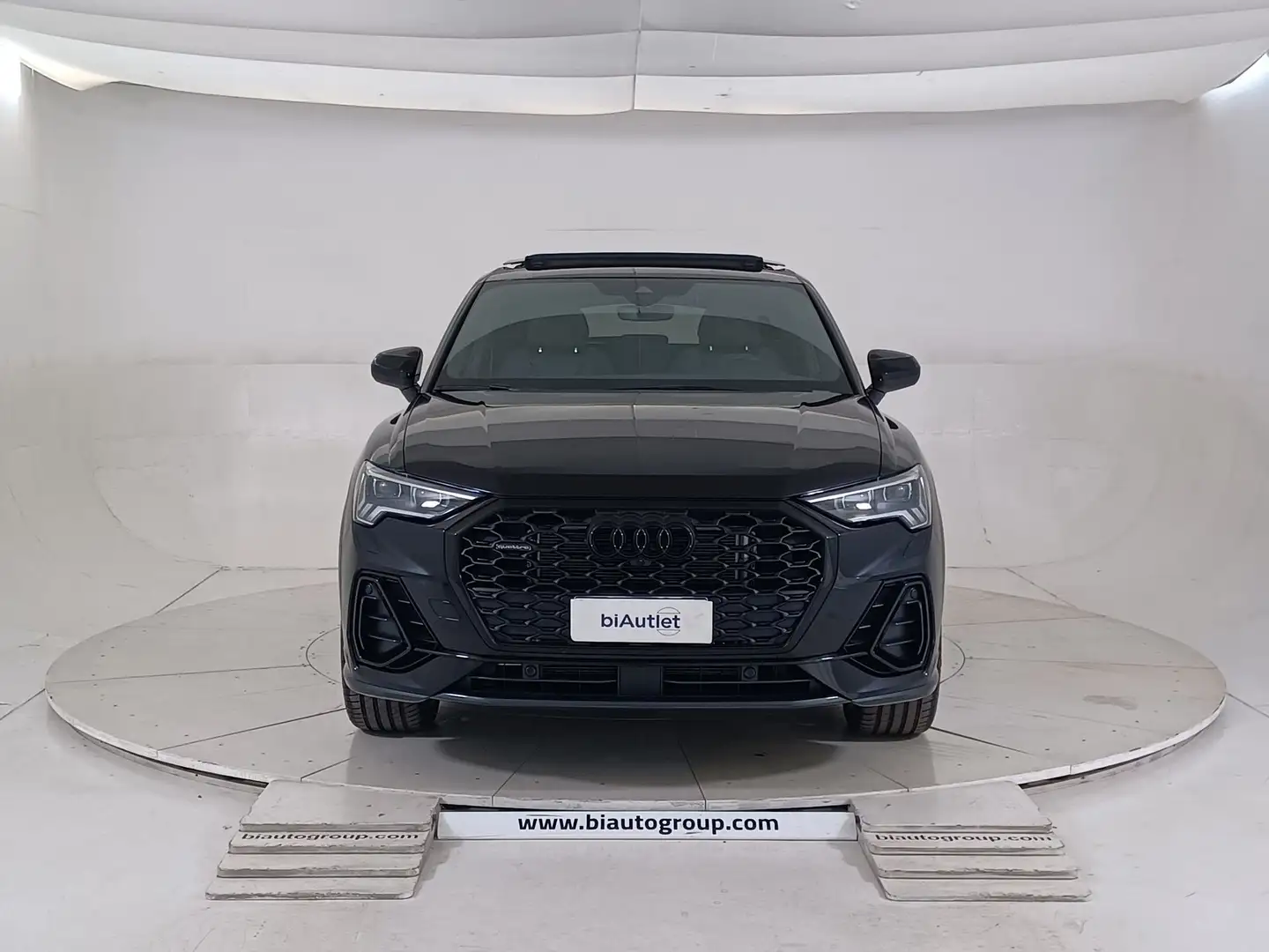 Audi Q3 2019 Sportback Diesel Sportback 40 2.0 tdi Identi Fekete - 2