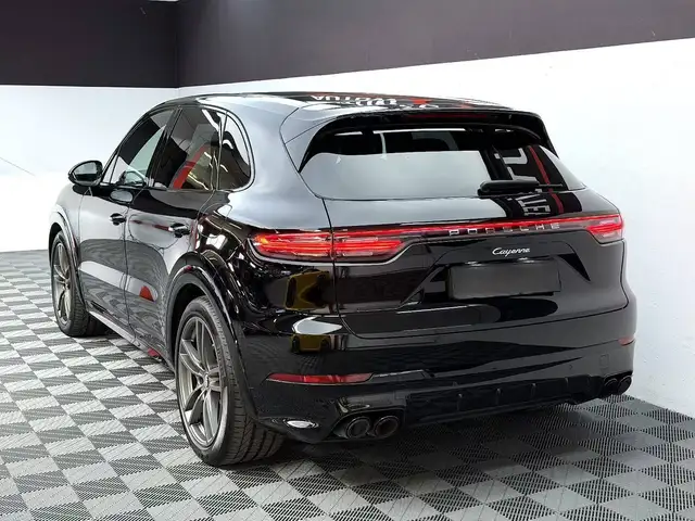 Porsche Cayenne view 3