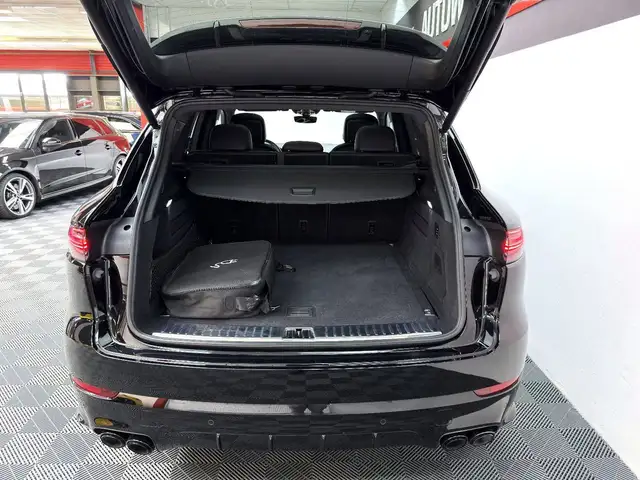 Porsche Cayenne view 15