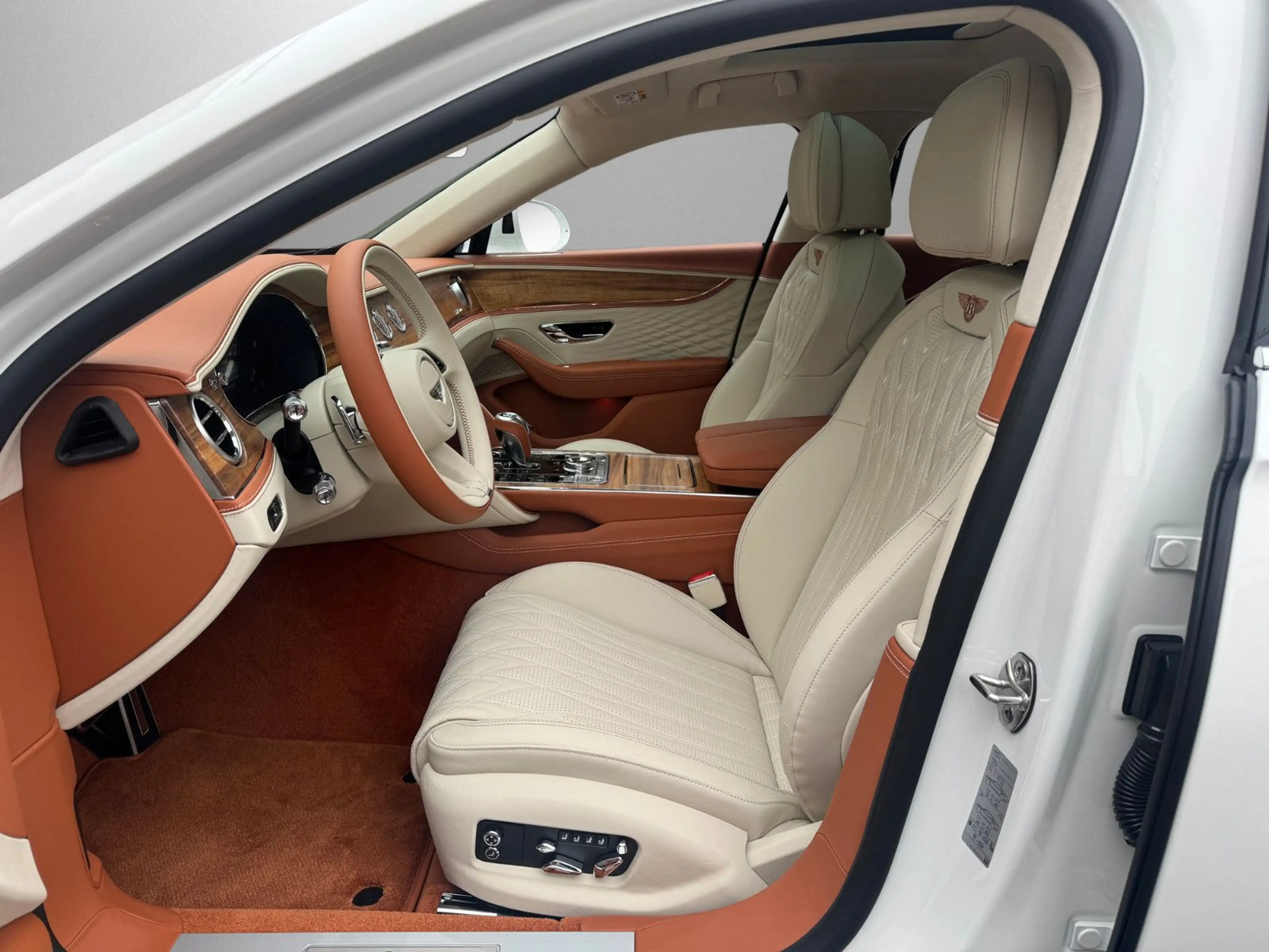Bentley Flying Spur Azure V8 Hybrid MY-2026 — photo 9