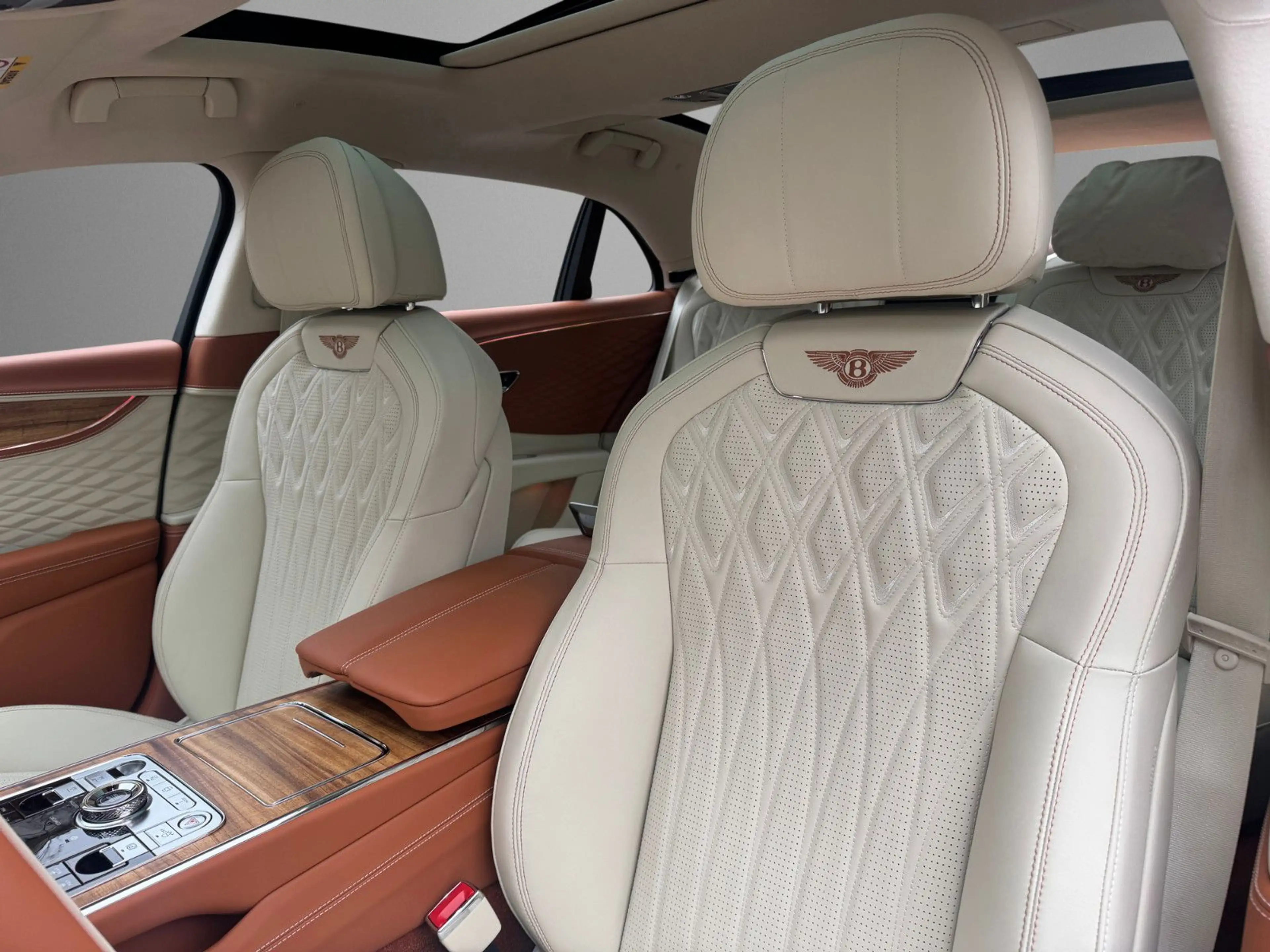 Bentley Flying Spur Azure V8 Hybrid MY-2026 — photo 12