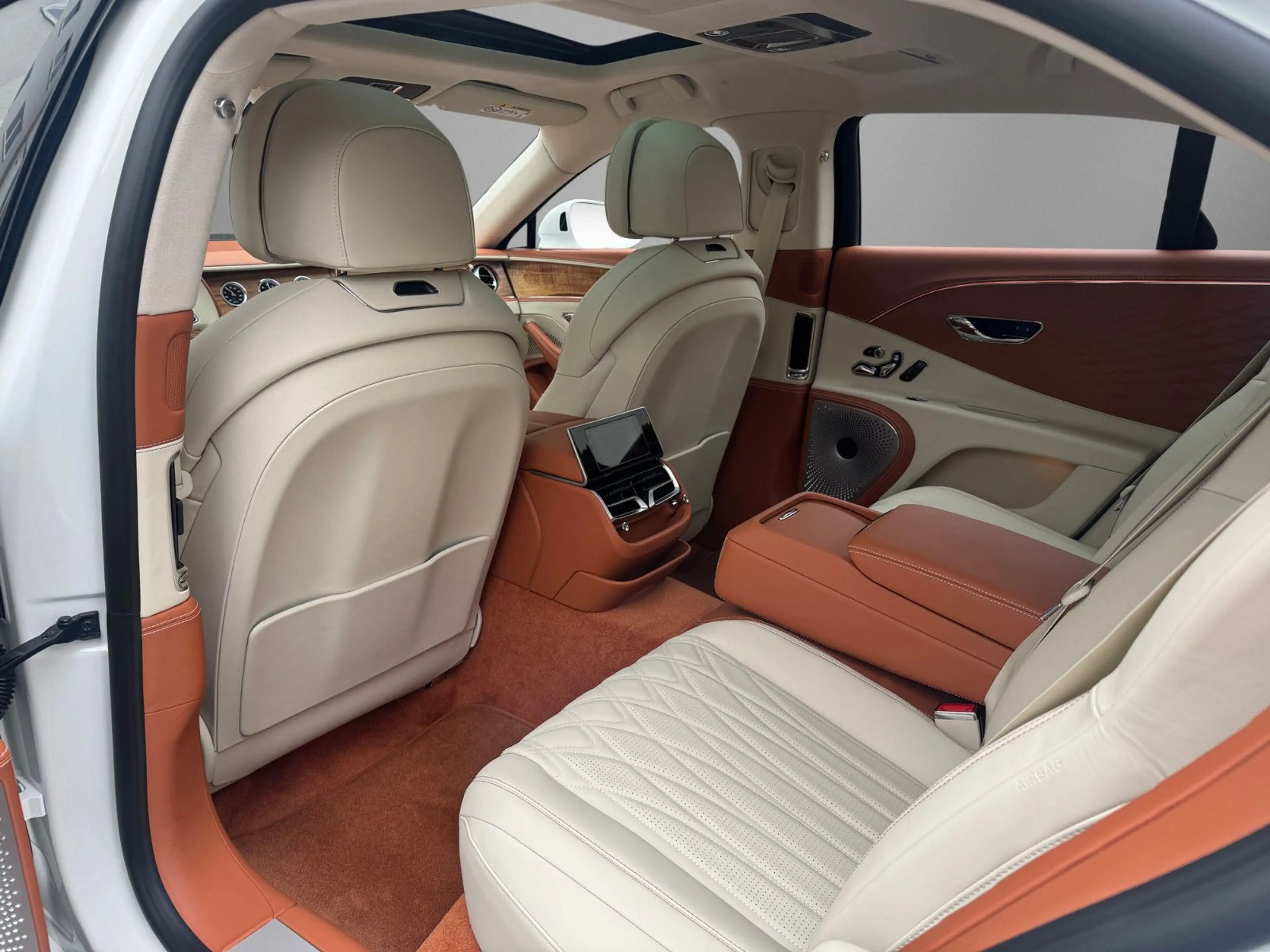 Bentley Flying Spur Azure V8 Hybrid MY-2026 — photo 15