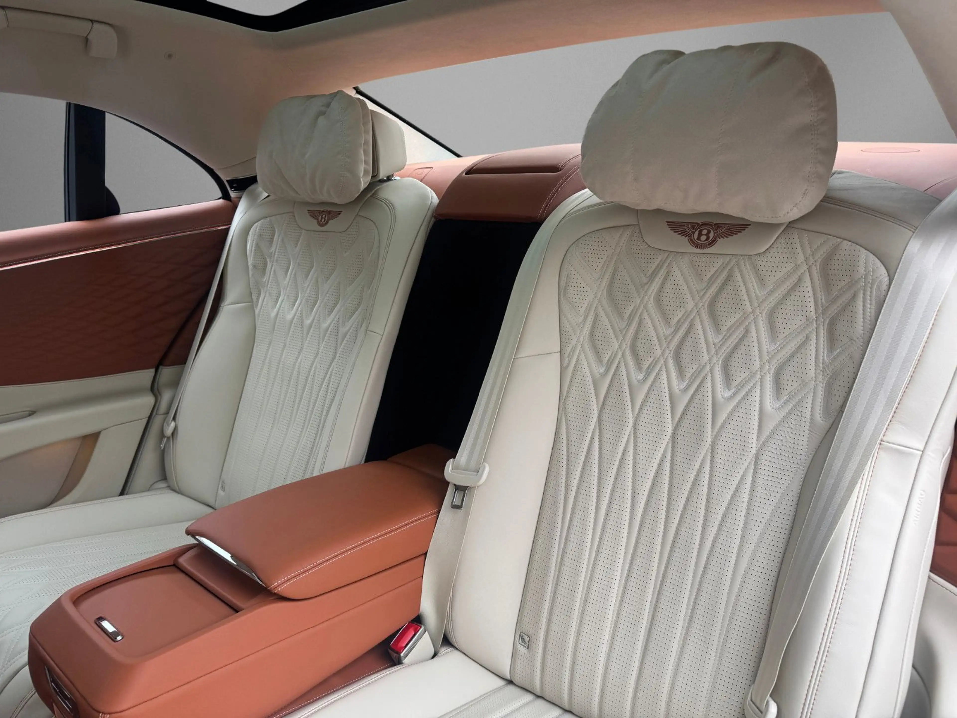 Bentley Flying Spur Azure V8 Hybrid MY-2026 — photo 14