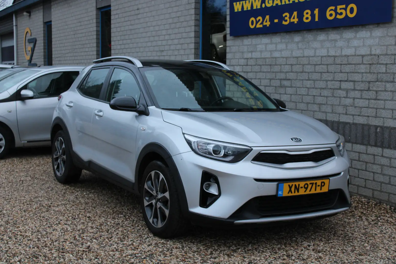 Kia Stonic 1.0 T-GDi DynamicLine Panoramadak Navi Trekhaak Gris - 1