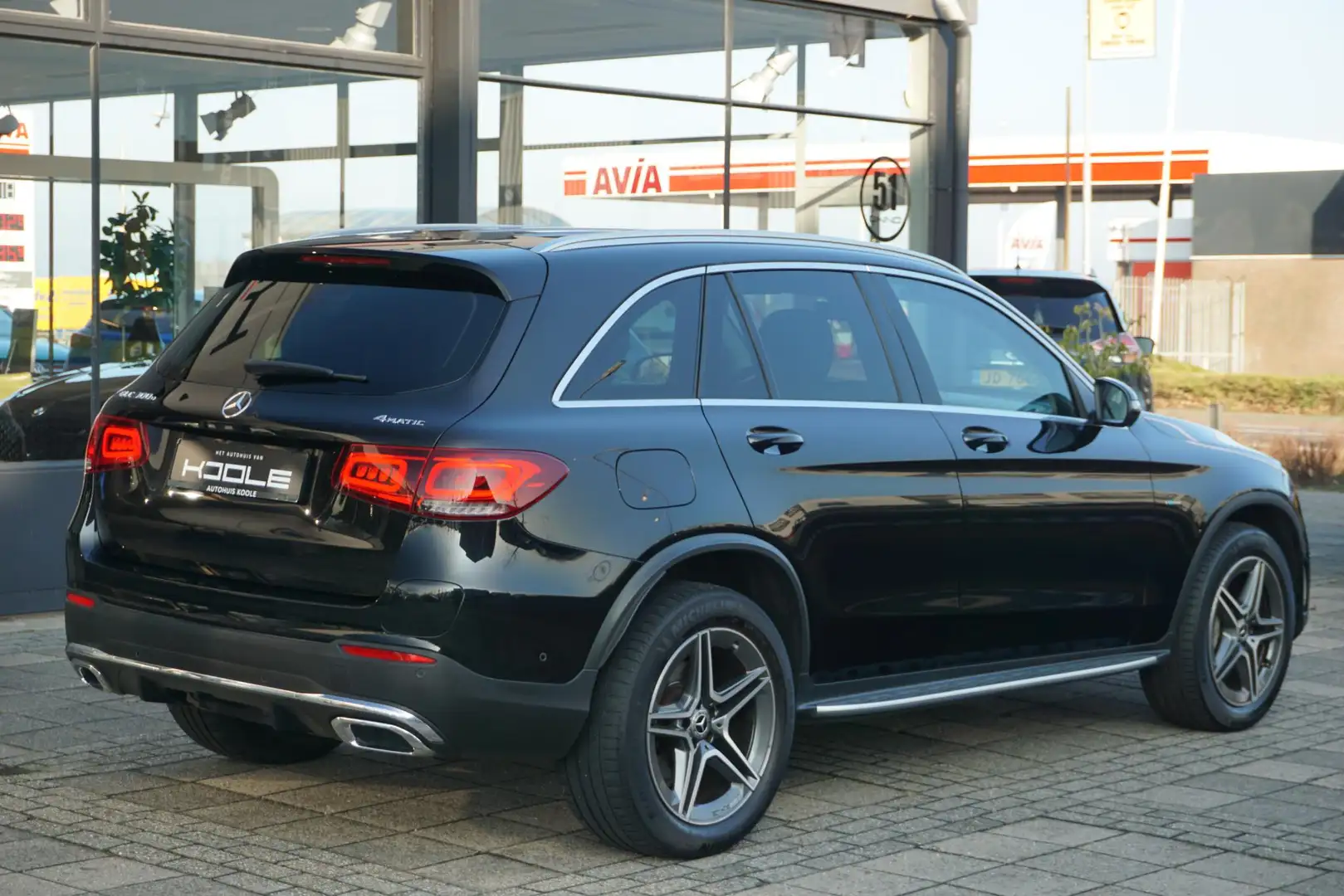 Mercedes-Benz GLC 300 300e 4MATIC Business Solution AMG | ACC | trekhaak Zwart - 2