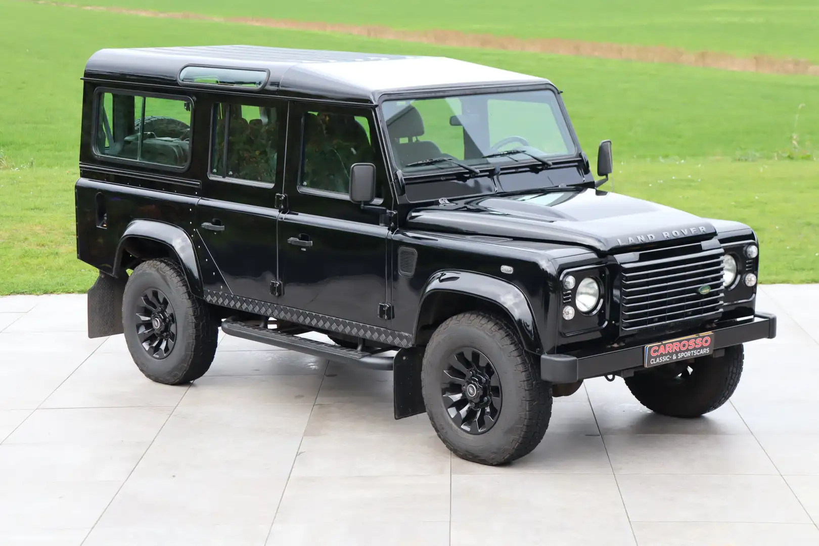 Land Rover Defender 2.4 TD 110 SW 7-Seater - Low Mileage Zwart - 1