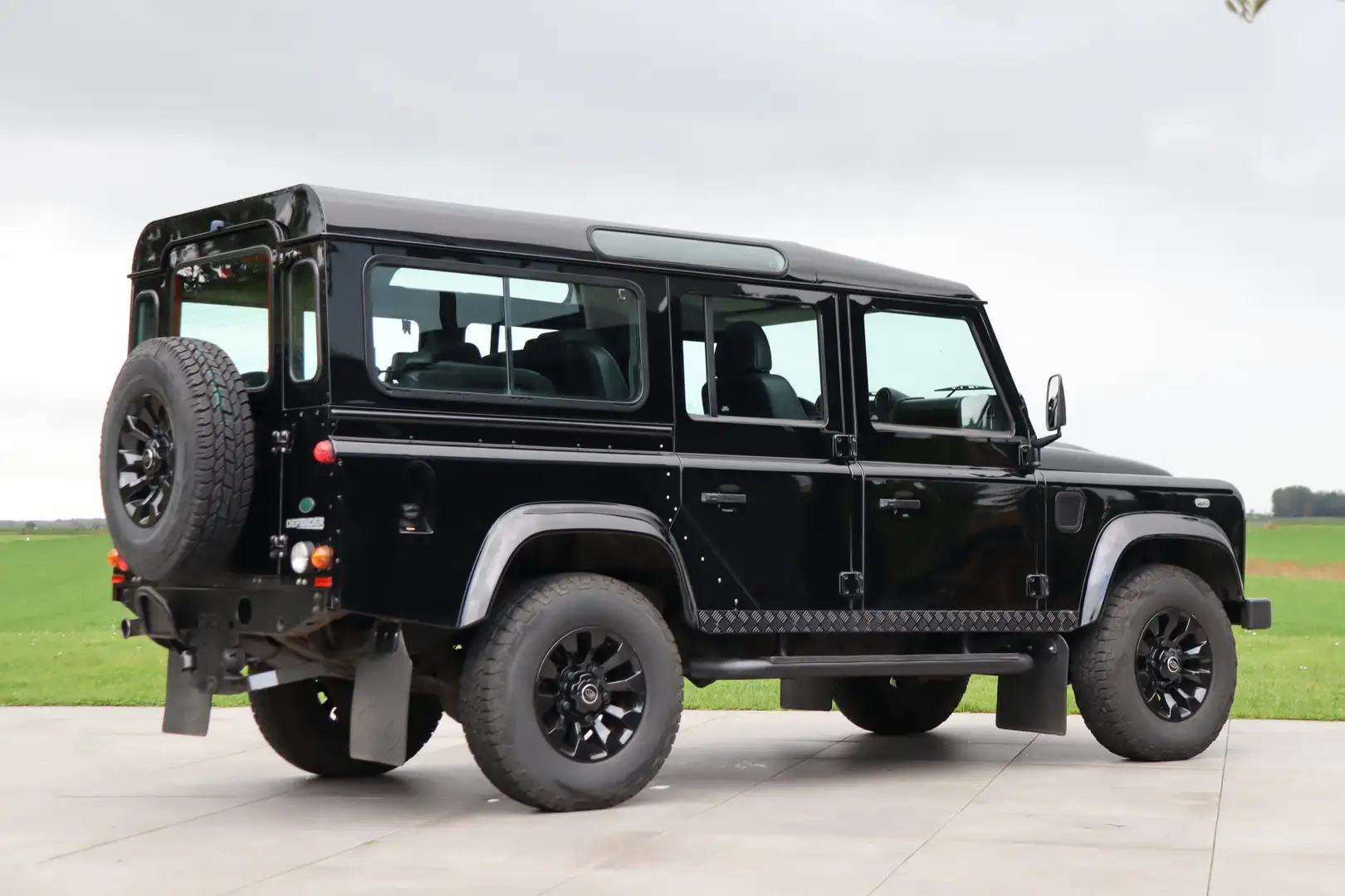Land Rover Defender 2.4 TD 110 SW 7-Seater - Low Mileage Zwart - 2