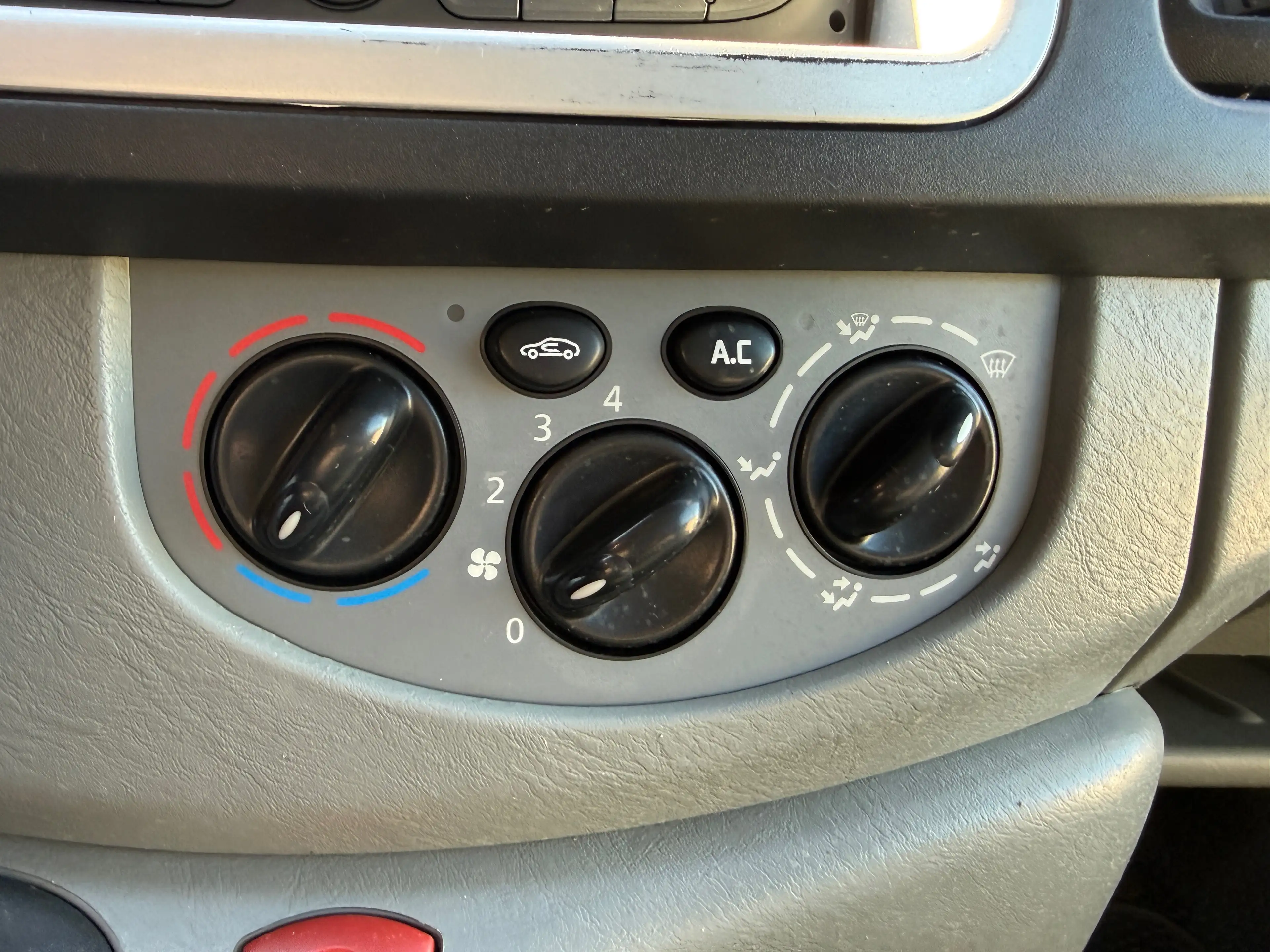 Nissan Primastar Kombi L1H1 2.7t (9 Sitze) — photo 15