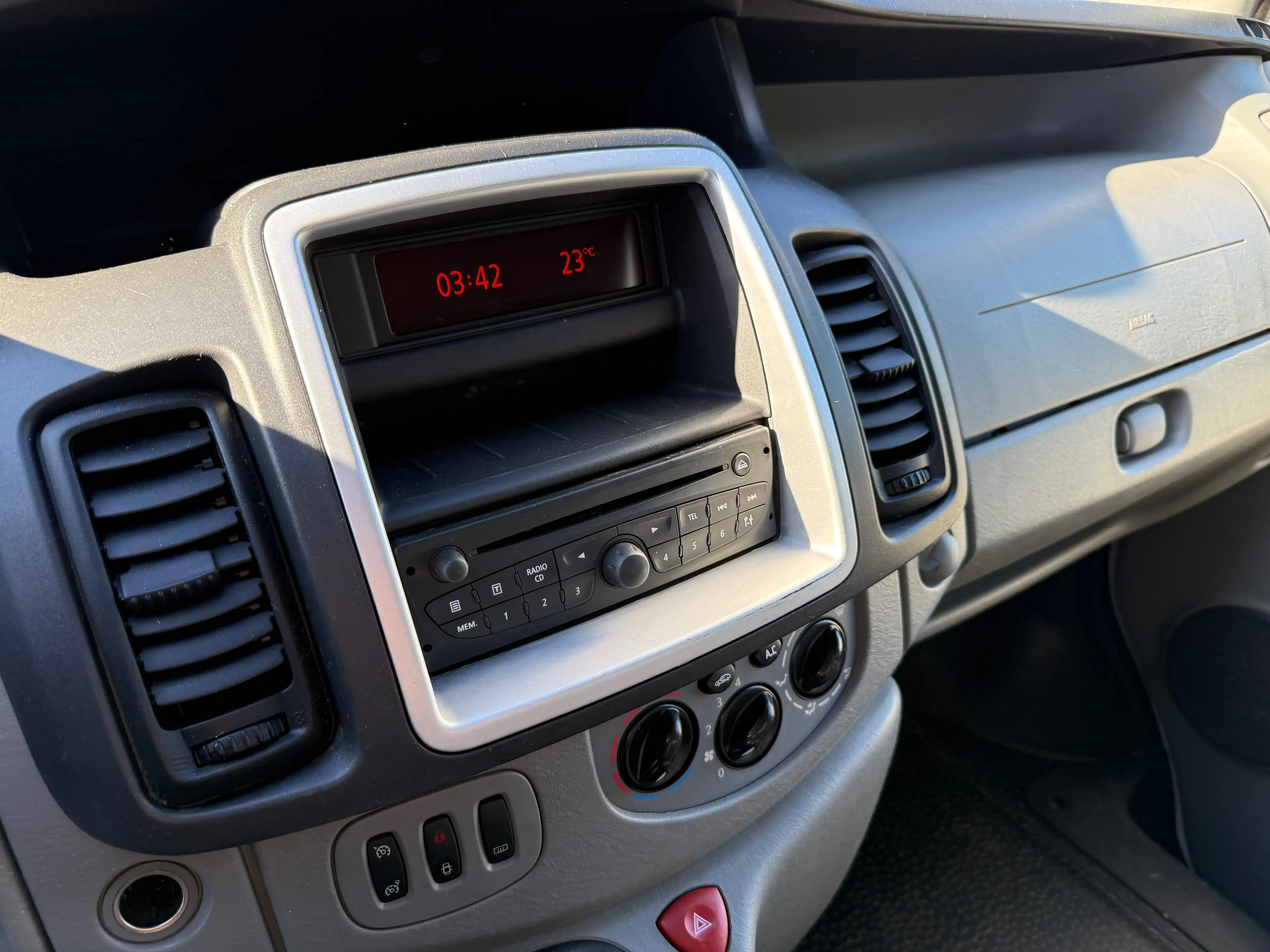 Nissan Primastar Kombi L1H1 2.7t (9 Sitze) — photo 14