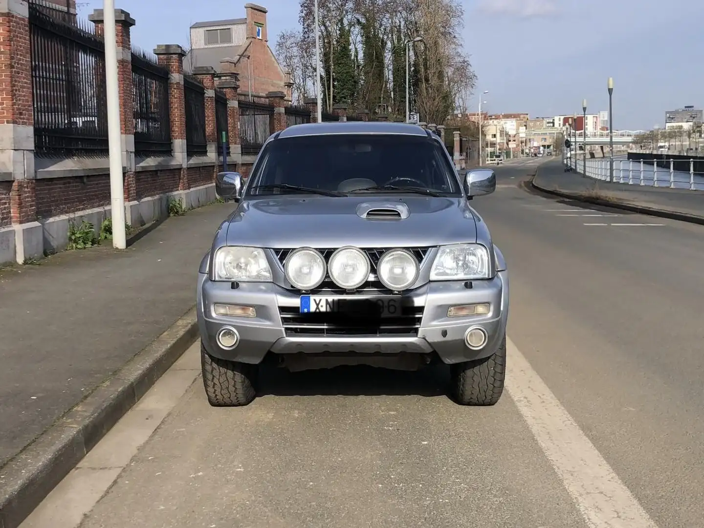Mitsubishi L200 2.5 Turbo int. Canyon 4WD Grau - 2