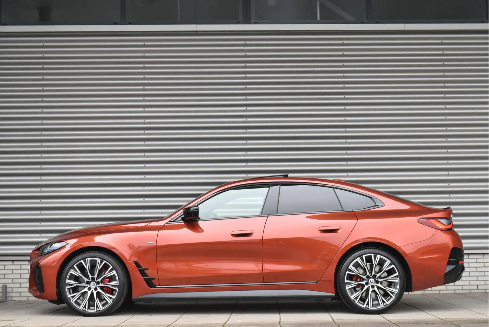 BMW i4 M50 High Executive / M Sport / Trekhaak / Panorama Oranje - 2