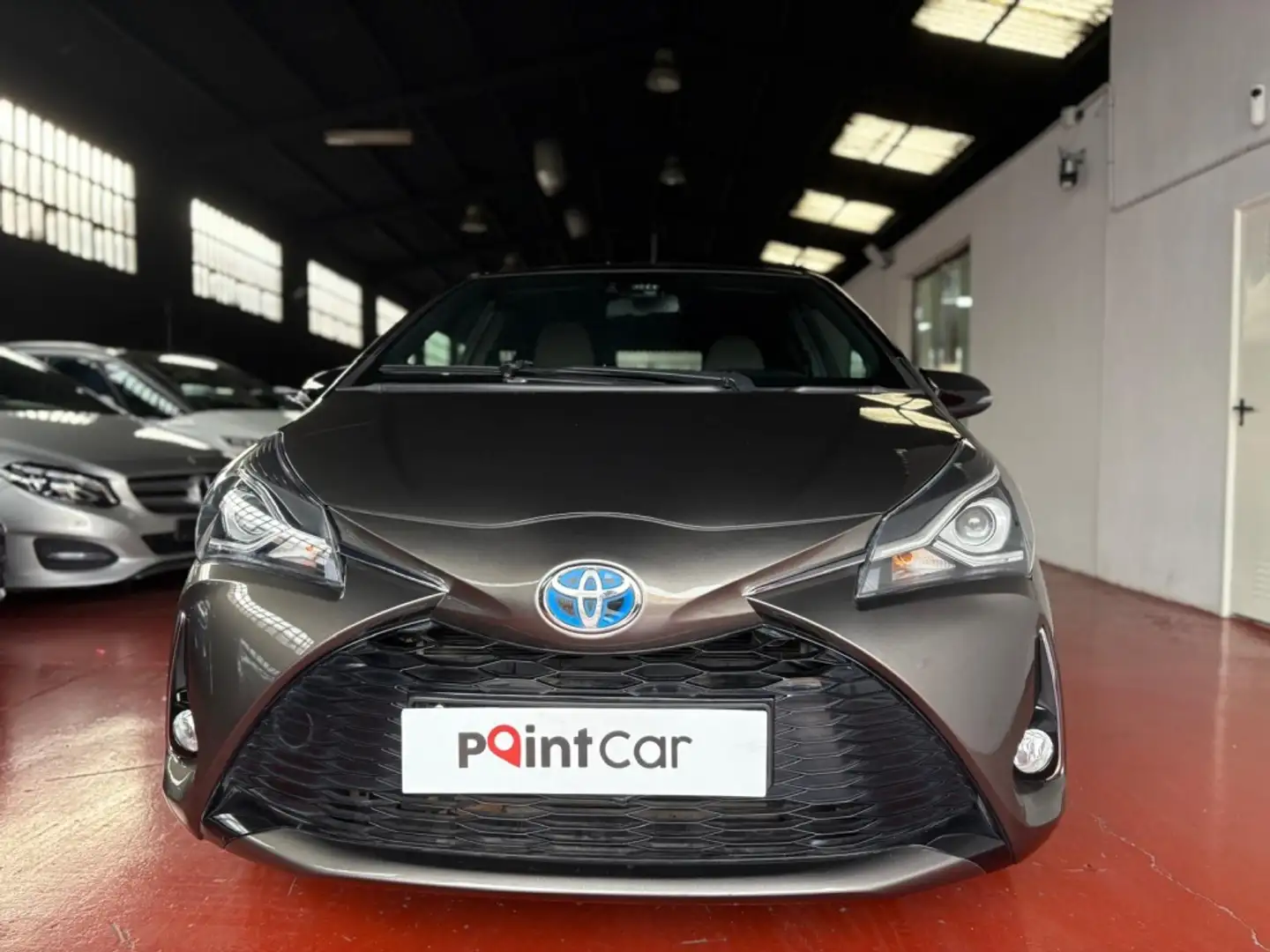 Toyota Yaris 100H 1.5 Feel! Gris - 2