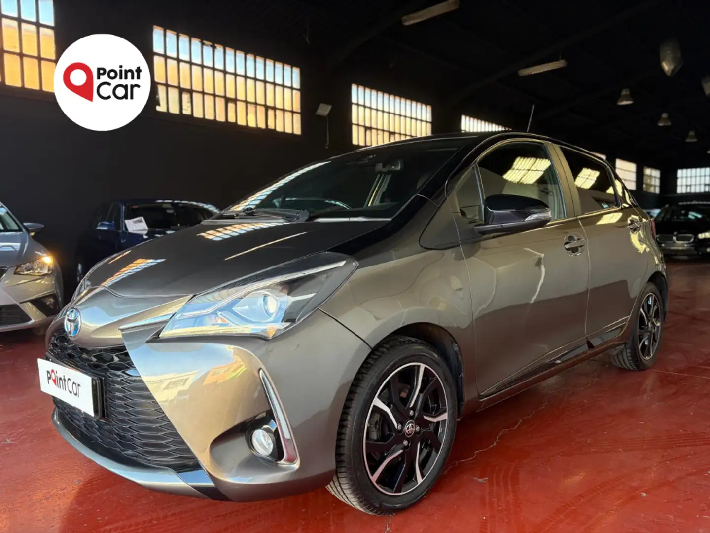 Toyota Yaris 100H 1.5 Feel! Gris - 1
