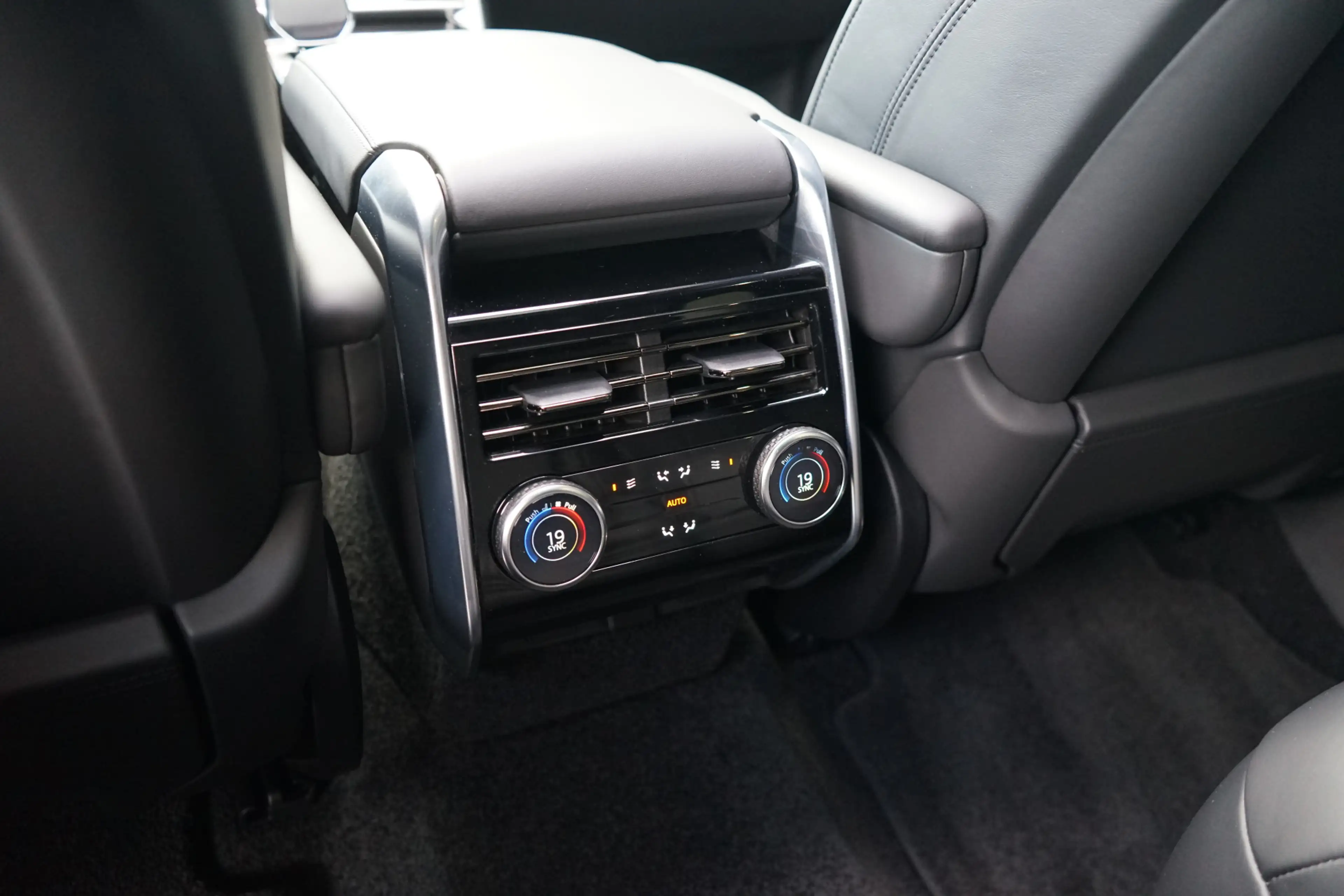 Land Rover Range Rover 3.0 P550e Autobiography PHEV | Elektrische treepla — photo 33