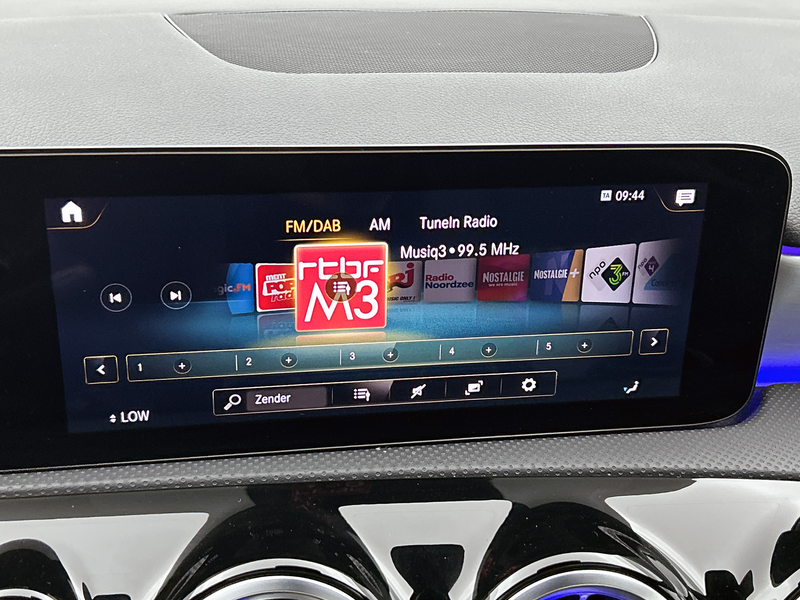 Mercedes-Benz A 250 e Business Solution AMG Limited Panoramadak | AMG — photo 10