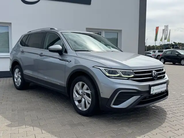 Volkswagen Tiguan Allspace view 2
