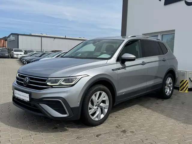 Volkswagen Tiguan Allspace view 3