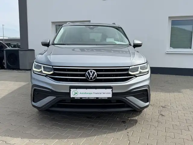 Volkswagen Tiguan Allspace view 4